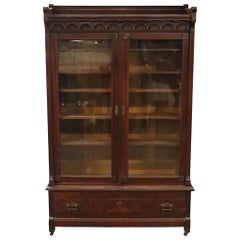 Librería victoriana de nogal de 1890 con cinco estantes regulables y puertas de cristal