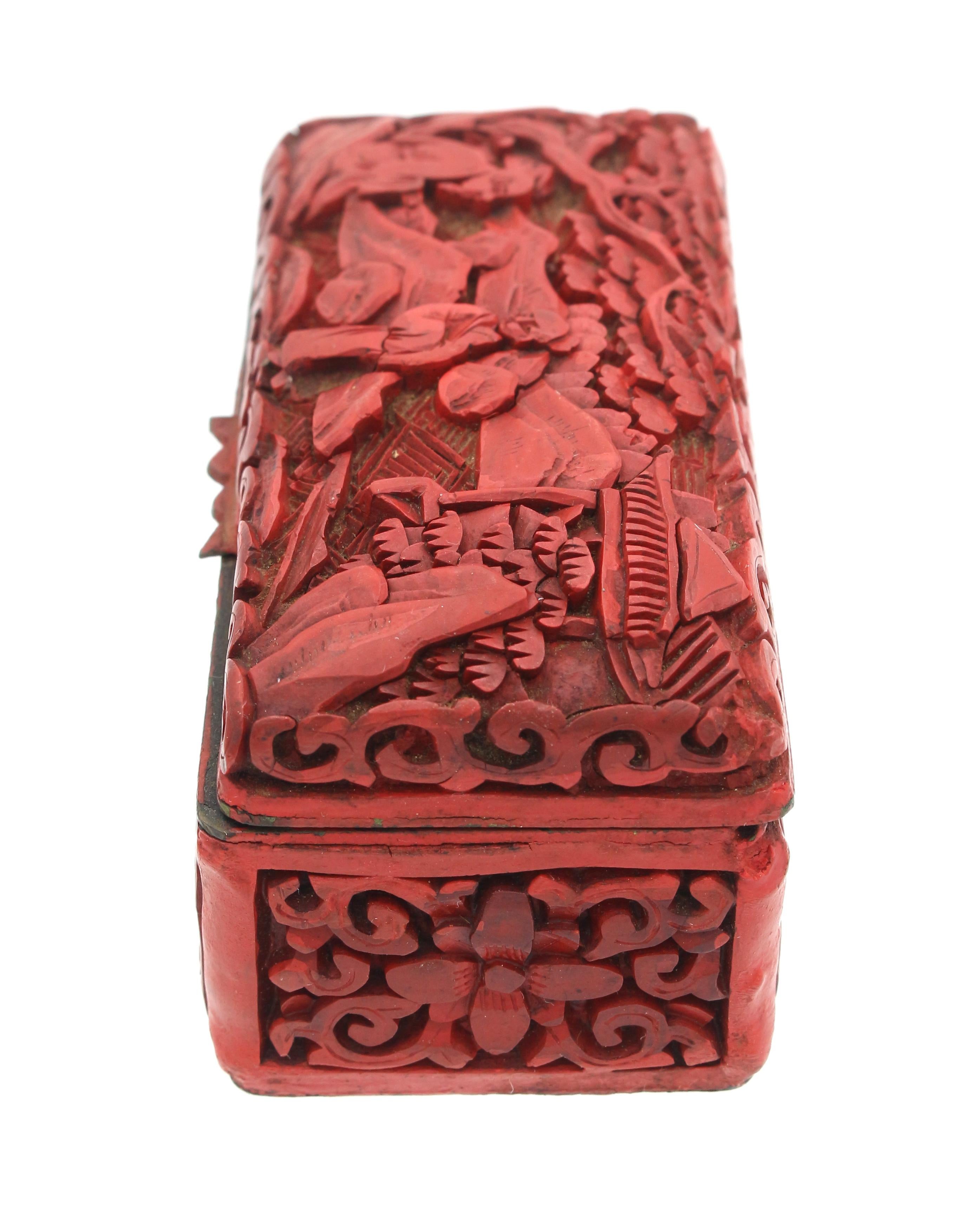 1891-1911 Boîte à timbres en cinabre chinois. La laque rouge est sculptée d'une scène de jardin et d'une sauge sous un arbre. Avec charnière. Les côtés sont également entièrement sculptés. Marqué 