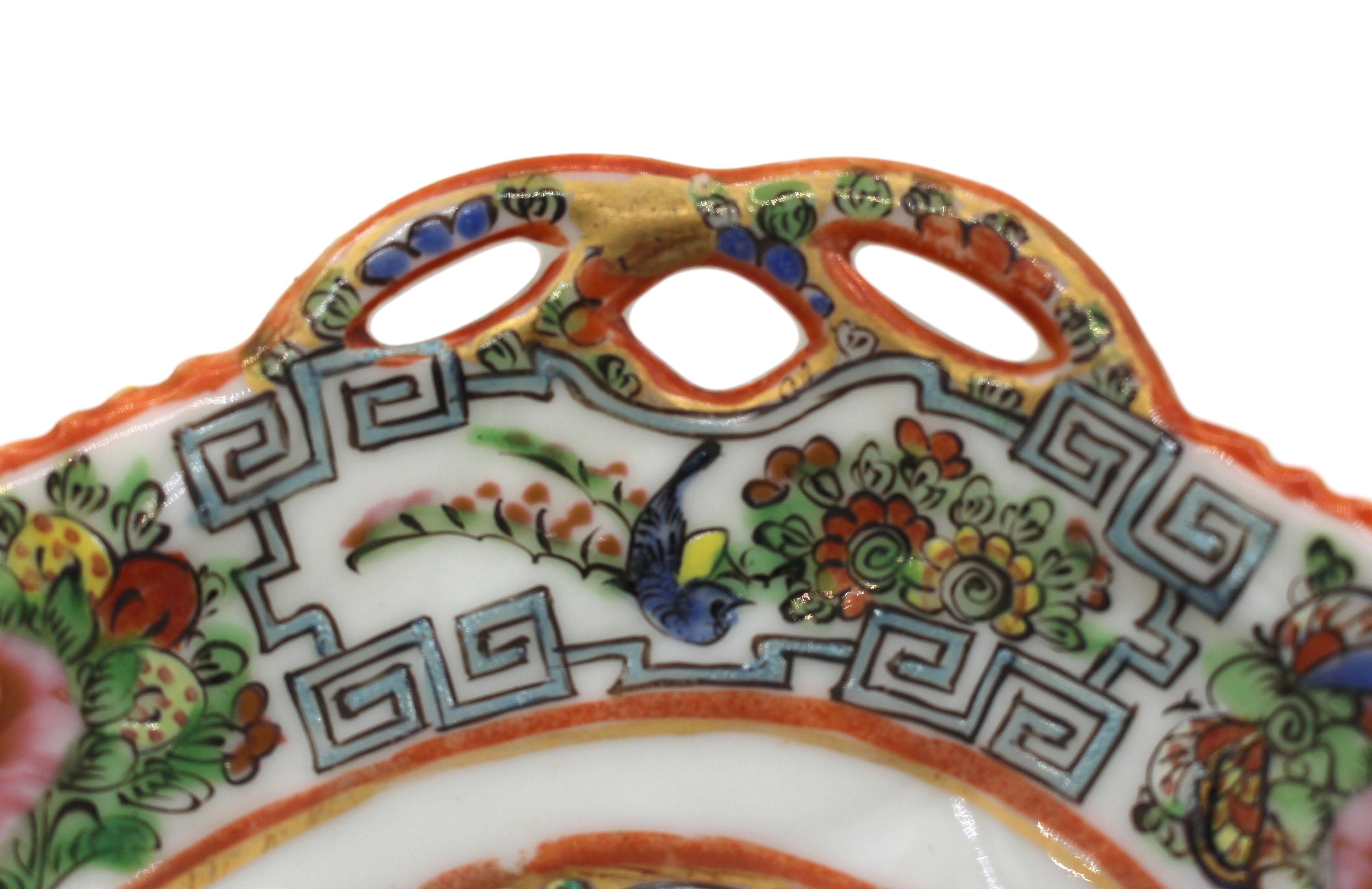 1891-1911 Chinese Export Rose Canton Fish Sauce Server In Good Condition For Sale In Chapel Hill, NC