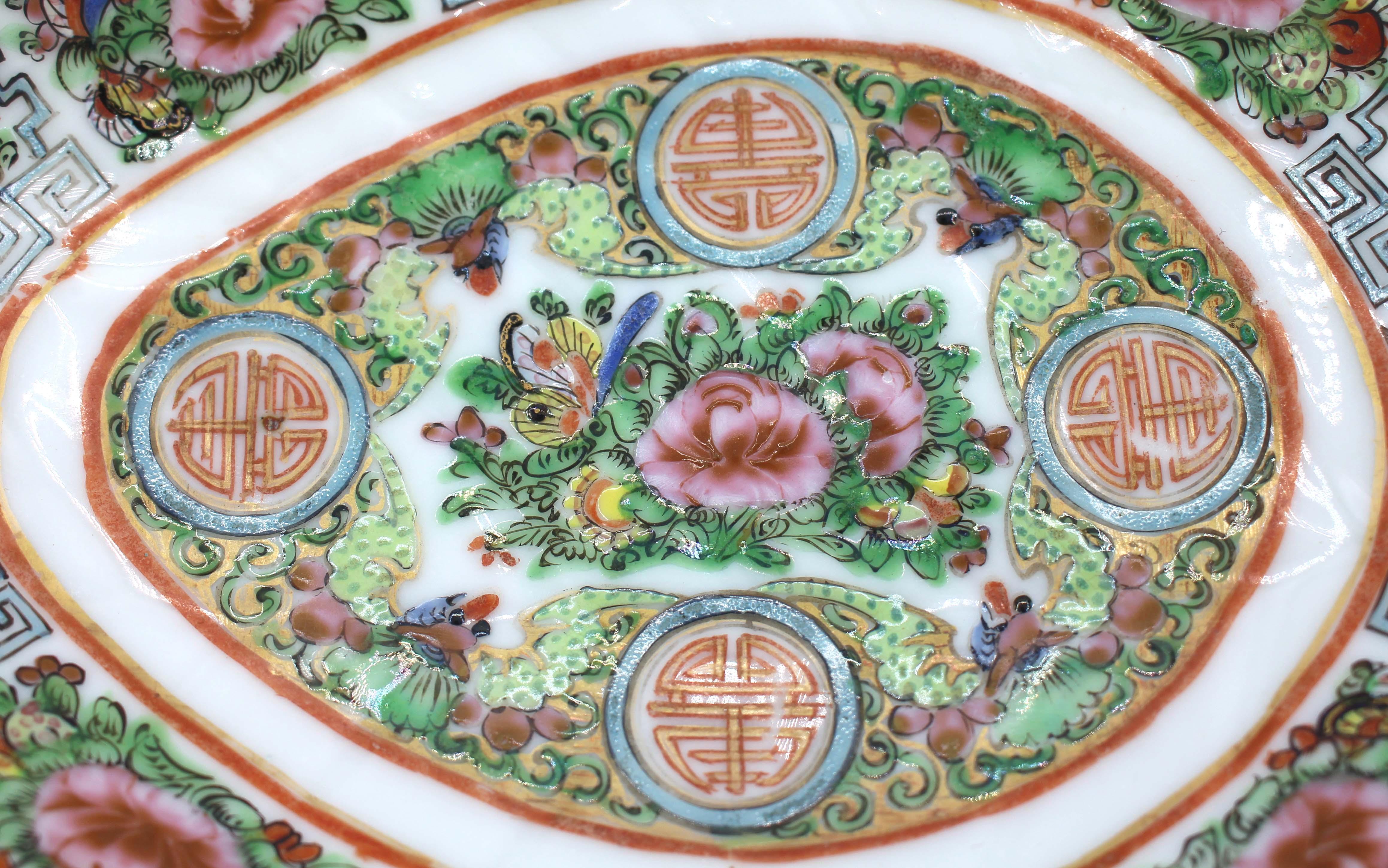 19th Century 1891-1911 Chinese Export Rose Canton Fish Sauce Server