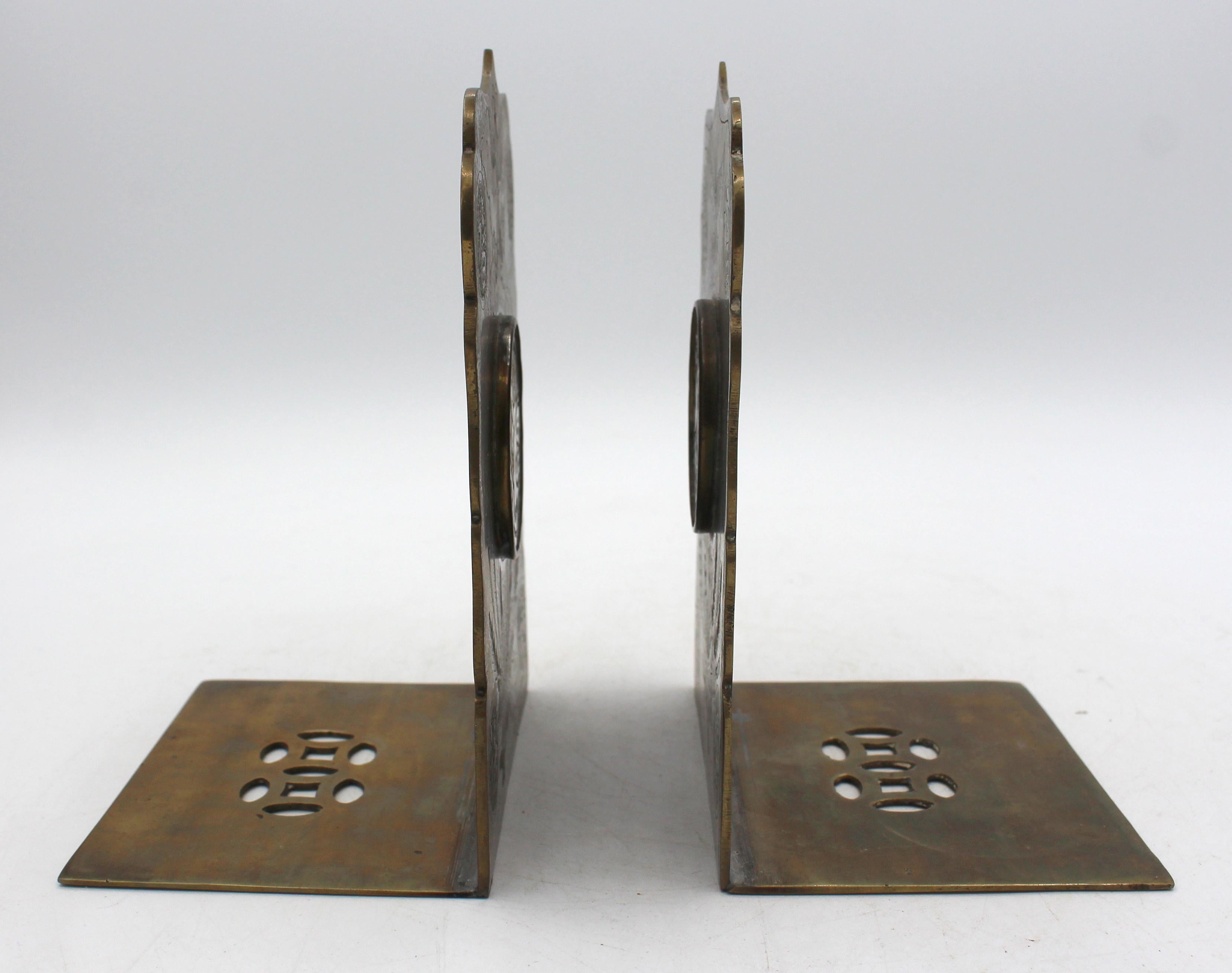 1891-1911 Paire de serre-livres chinois en laiton et jade sculpté. Les panneaux sont gravés de fleurs et de papillons. Médaillons d'oiseaux en jade sculpté. Marqué 