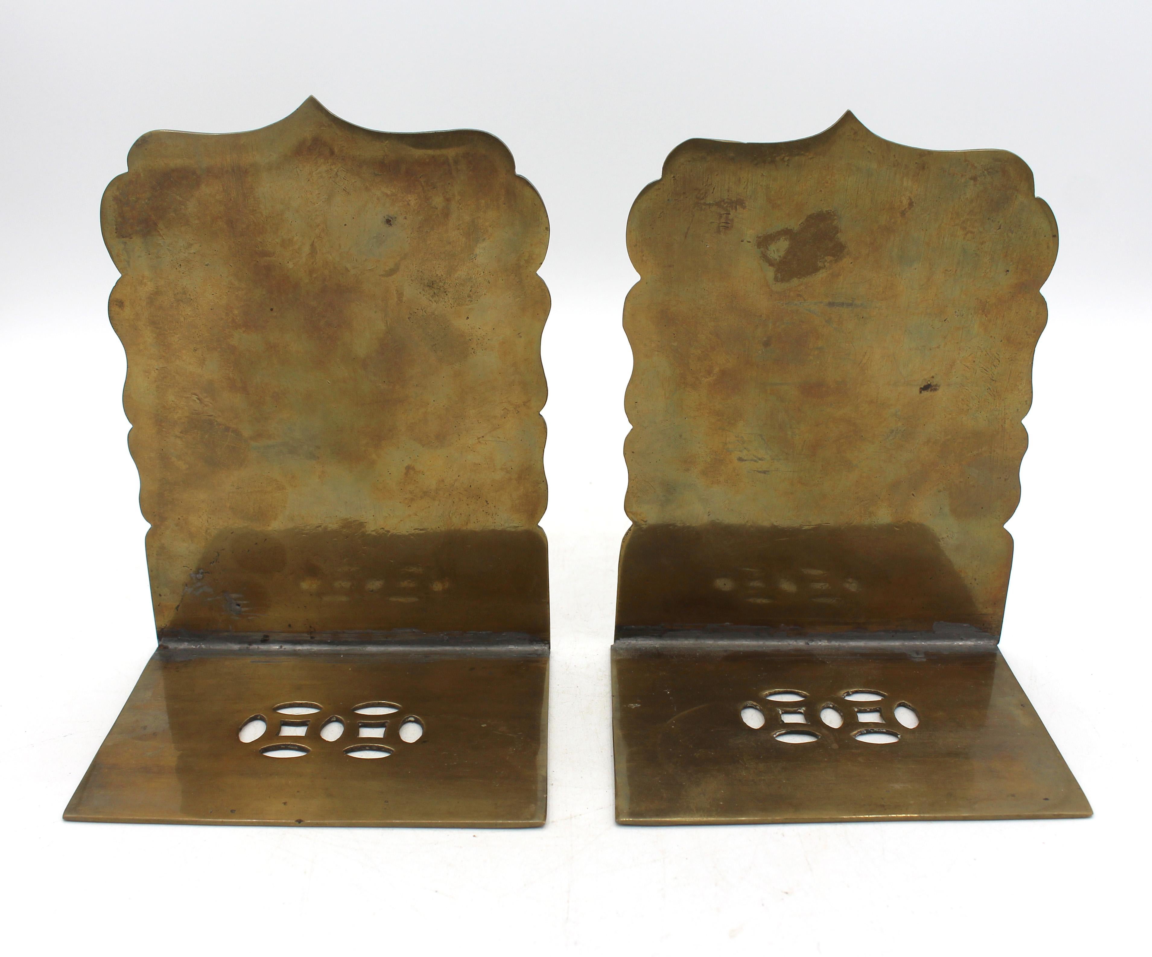 Qing Paire de serre-livres chinois en laiton et jade sculpté, 1891-1911 en vente