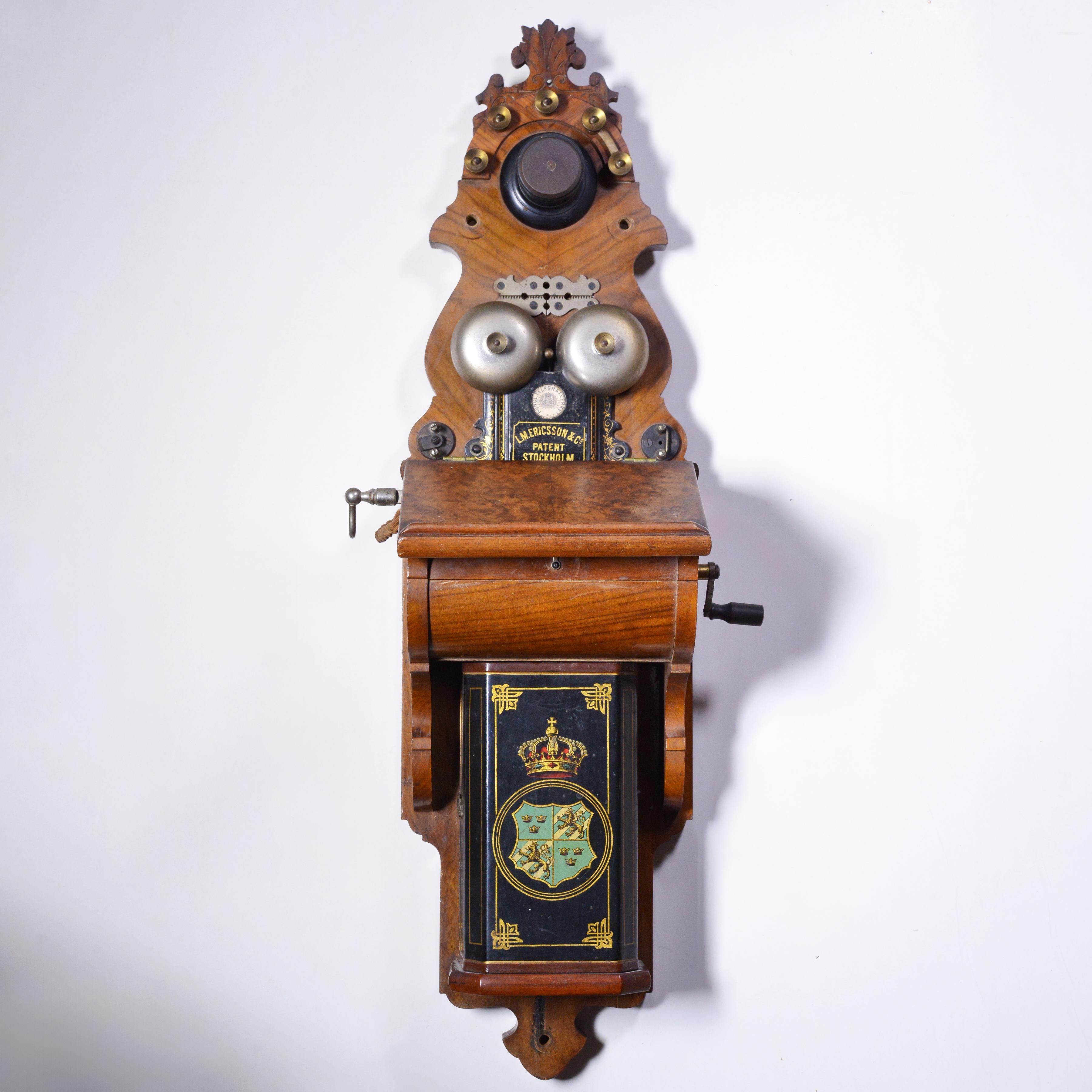 Rare téléphone mural ancien modèle 1889 par I.L.A. Ericsson & Co, Stockholm, Suède. Le numéro de série 30929 a été fabriqué en 1891 et la dernière étiquette de service date de 1905. Semblable au modèle AB210, cette unité murale de taille normale