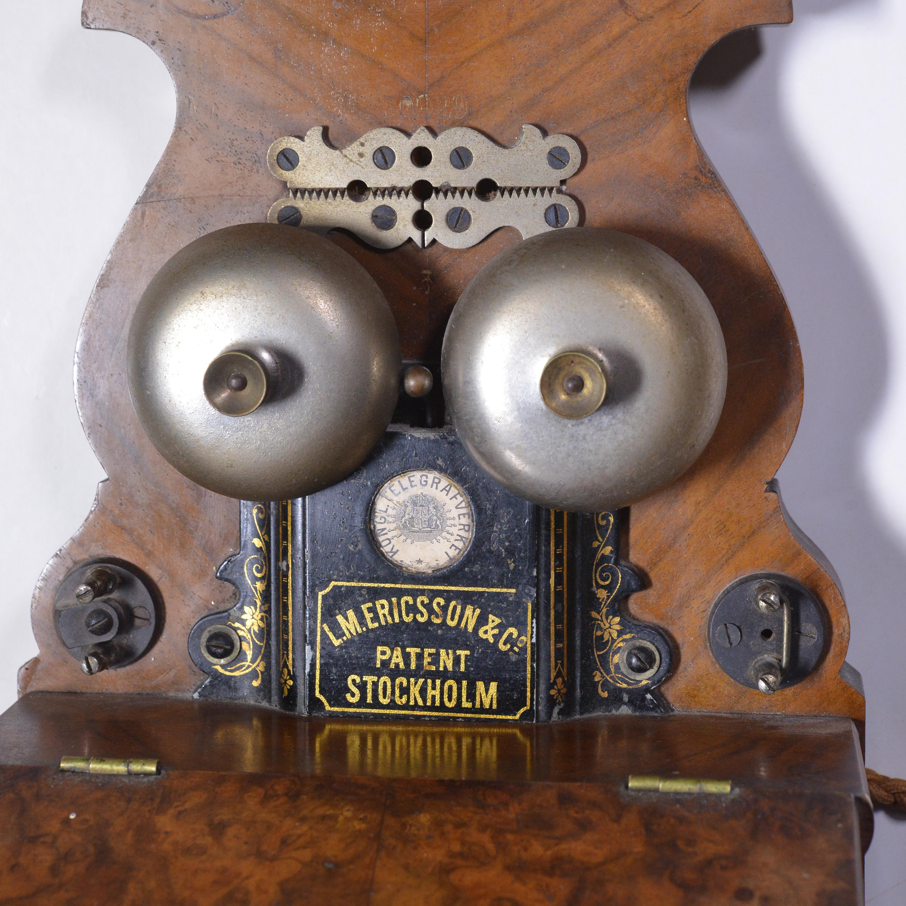 Suédois 1891 Antique LM Ericsson Swedish Victorian Walnut Wall Telephone Crank Magneto en vente