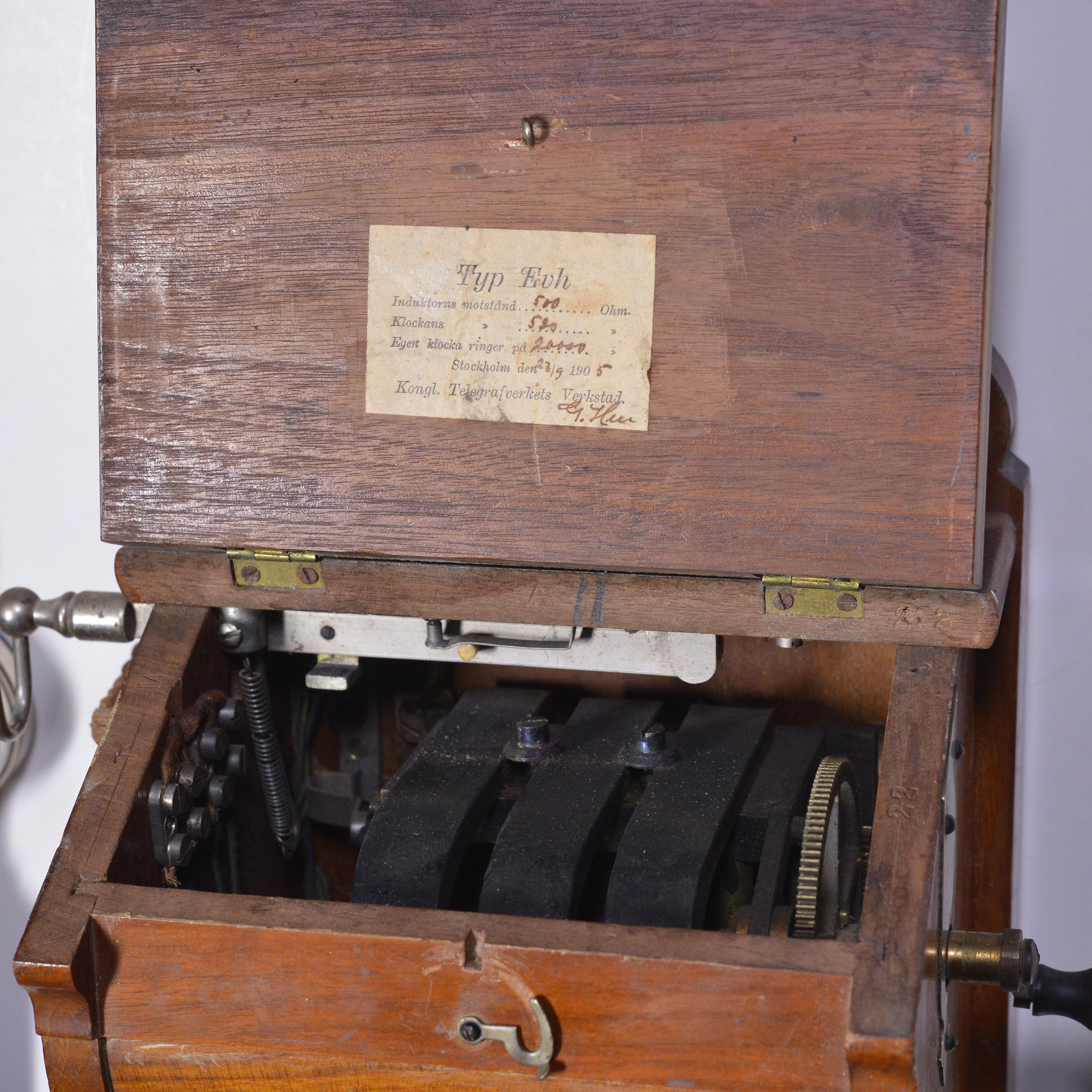 XIXe siècle 1891 Antique LM Ericsson Swedish Victorian Walnut Wall Telephone Crank Magneto en vente