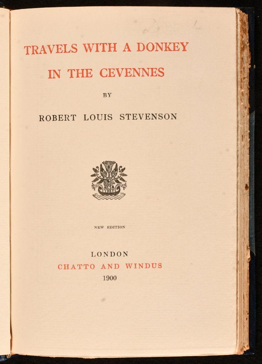 Un ensemble exceptionnellement beau de trente volumes des œuvres du romancier et écrivain écossais Robert Louis Stevenson, dans de somptueuses reliures en demi-maroquin écrasé.

Très rare dans un vibrant maroquin bleu.

Ce coffret extraordinaire
