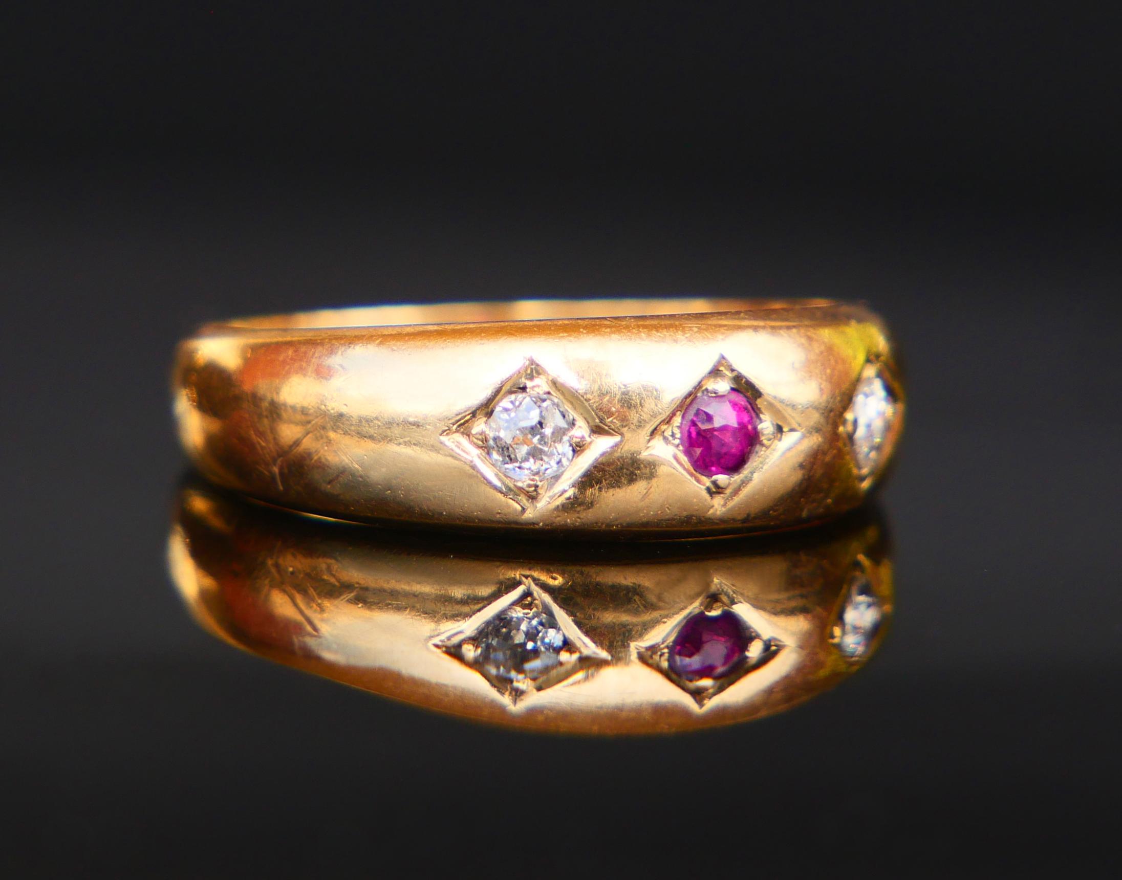 Bague de la fin de l'époque victorienne fabriquée en Grande-Bretagne.

Bande creuse d'environ 5 mm au plus large  en or jaune 18 carats massif et 3 pierres serties en pavé  La pierre est composée de 2 diamants de taille ancienne ( Ø 2,5 mm/0,08ct