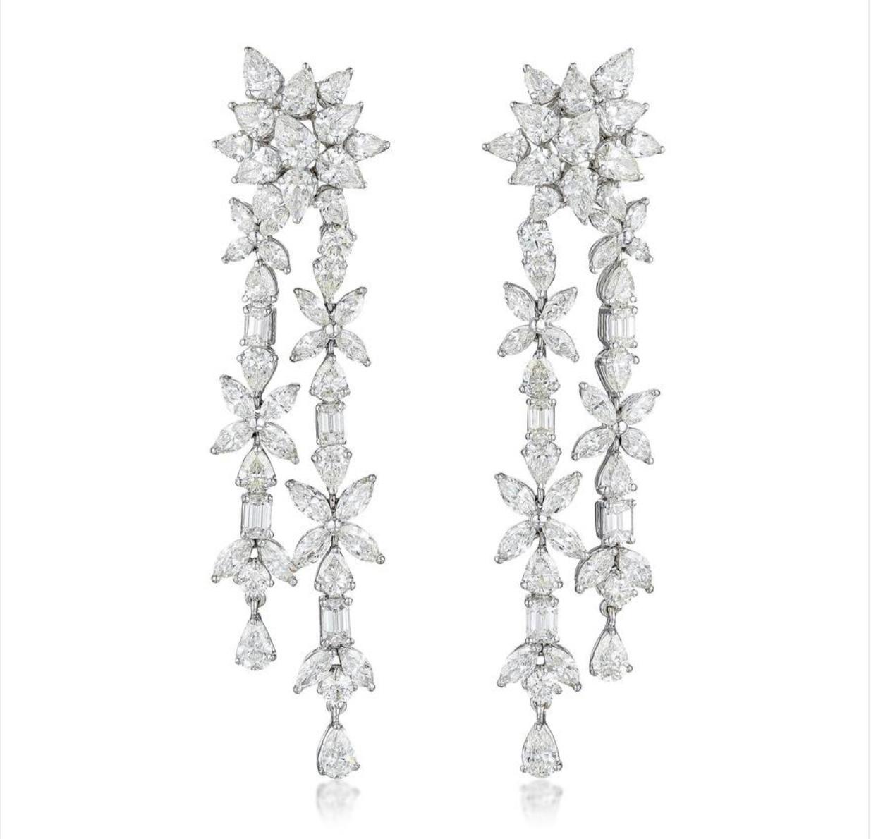 Élevez votre glamour et votre style avec ces magnifiques boucles d'oreilles long chandelier qui présentent des diamants blancs de forme poire, marquise et baguette pesant un total de 18,92 carats/ 20 pts chacun de couleur IJ et de pureté VS. Le