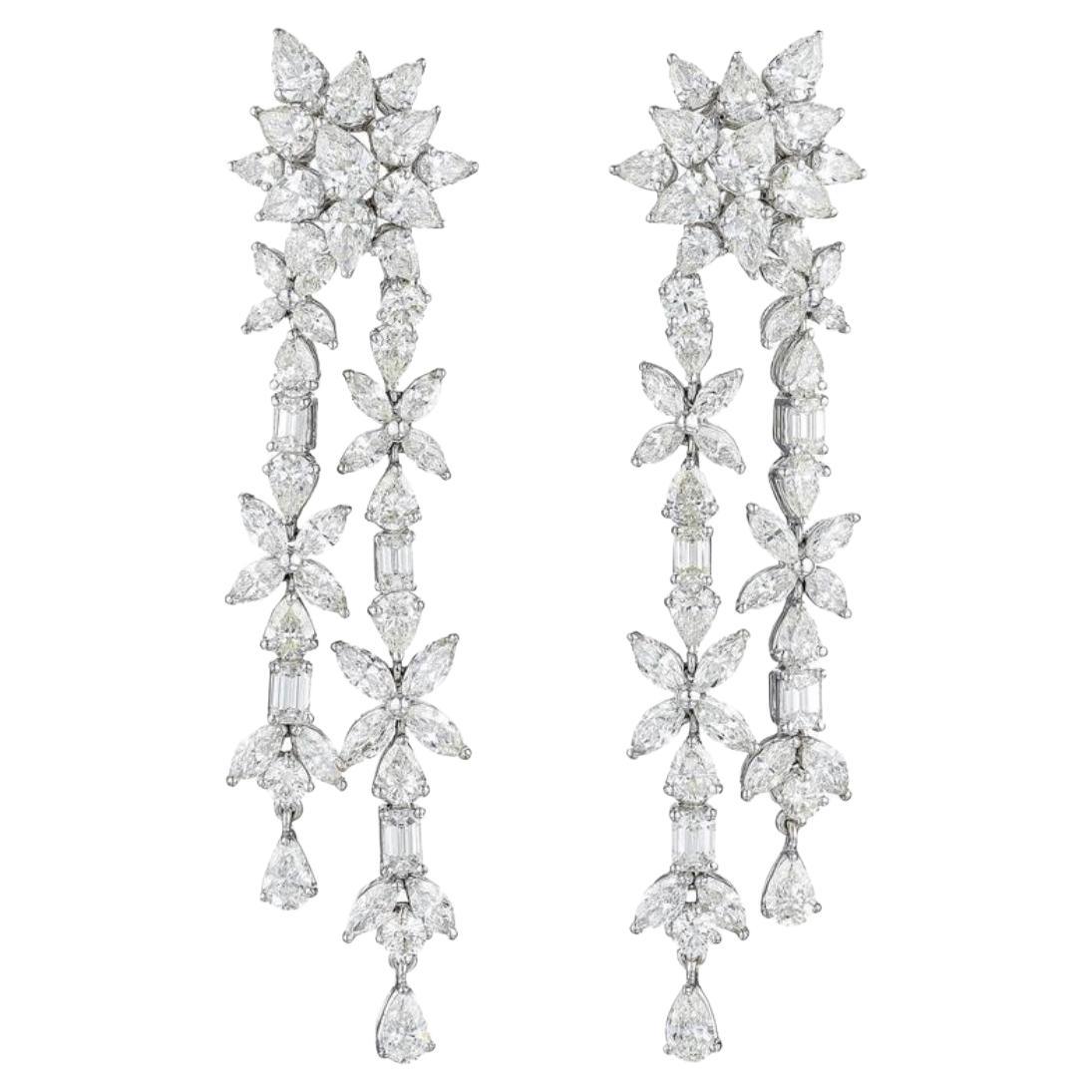 Boucles d'oreilles lustre en or blanc 18 carats avec diamants blancs taille fantaisie de 18,92 carats. 