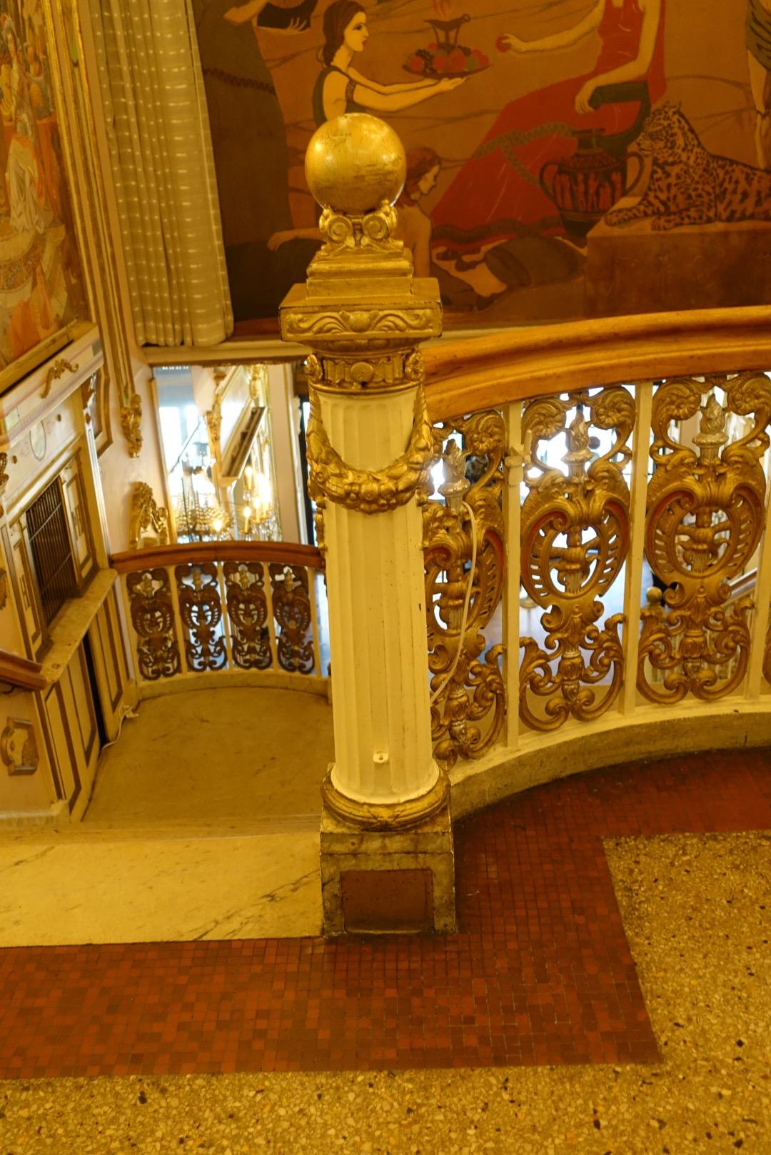1892 Grand Prospect Hall Gusseisen Balkongeländer Menge verfügbar (Eisen) im Angebot