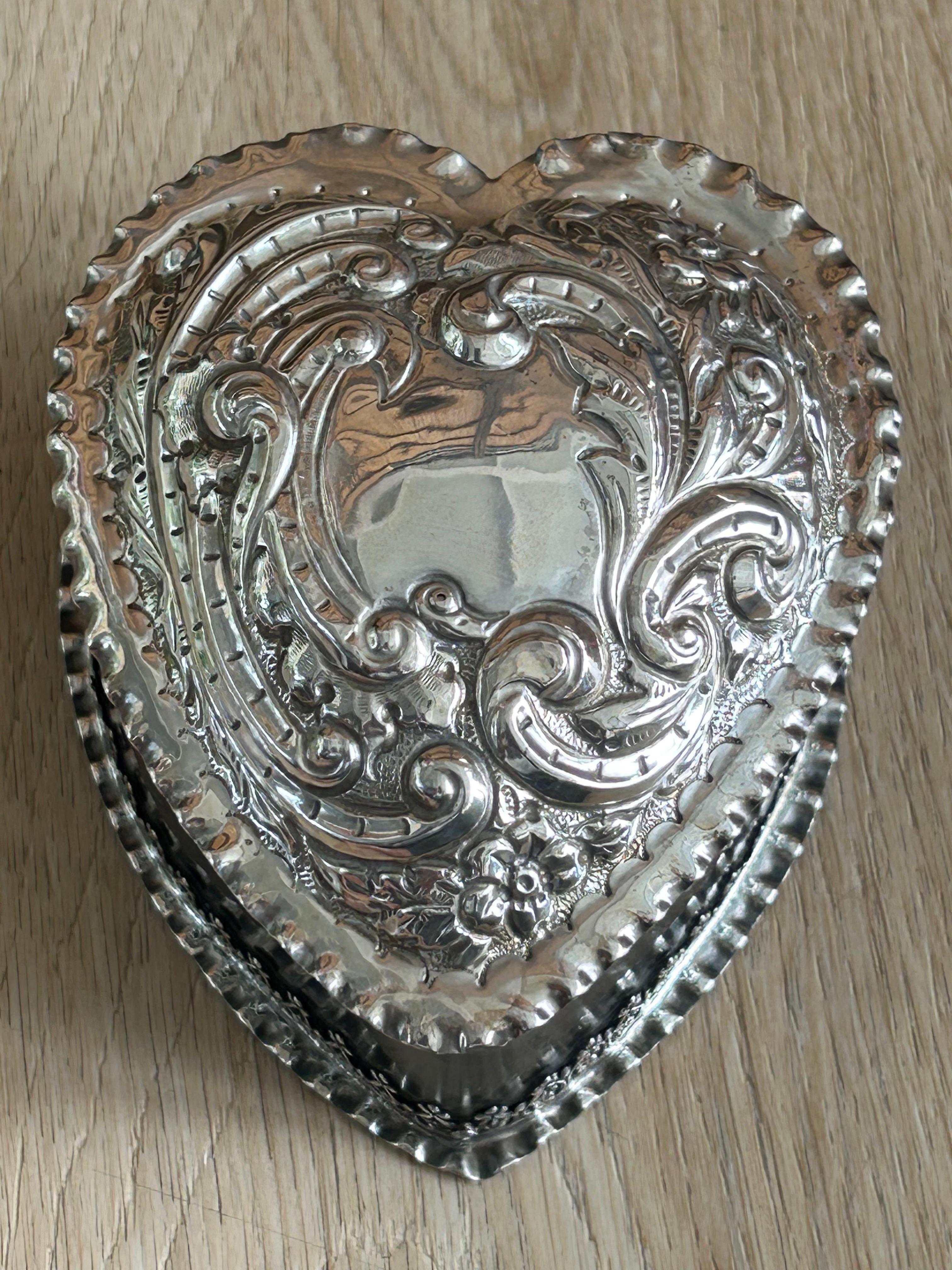 XIXe siècle 1893 Boîte en forme de coeur en argent et en écaille de tortue en vente