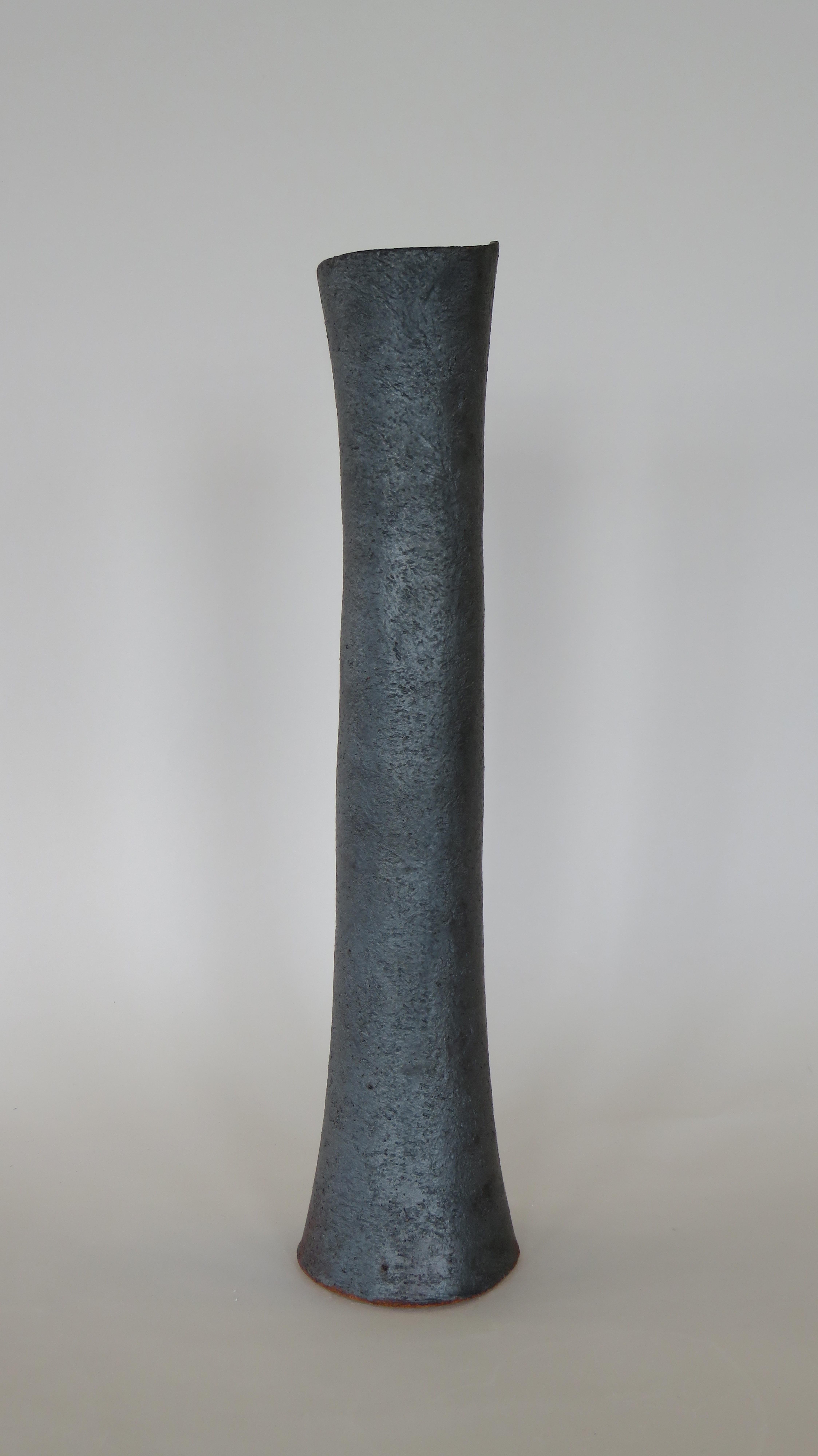 Hoch:: röhrenförmige Metallic Schwarz Keramik Steingut Vase:: 19 3/8 Zoll hoch (Organische Moderne)
