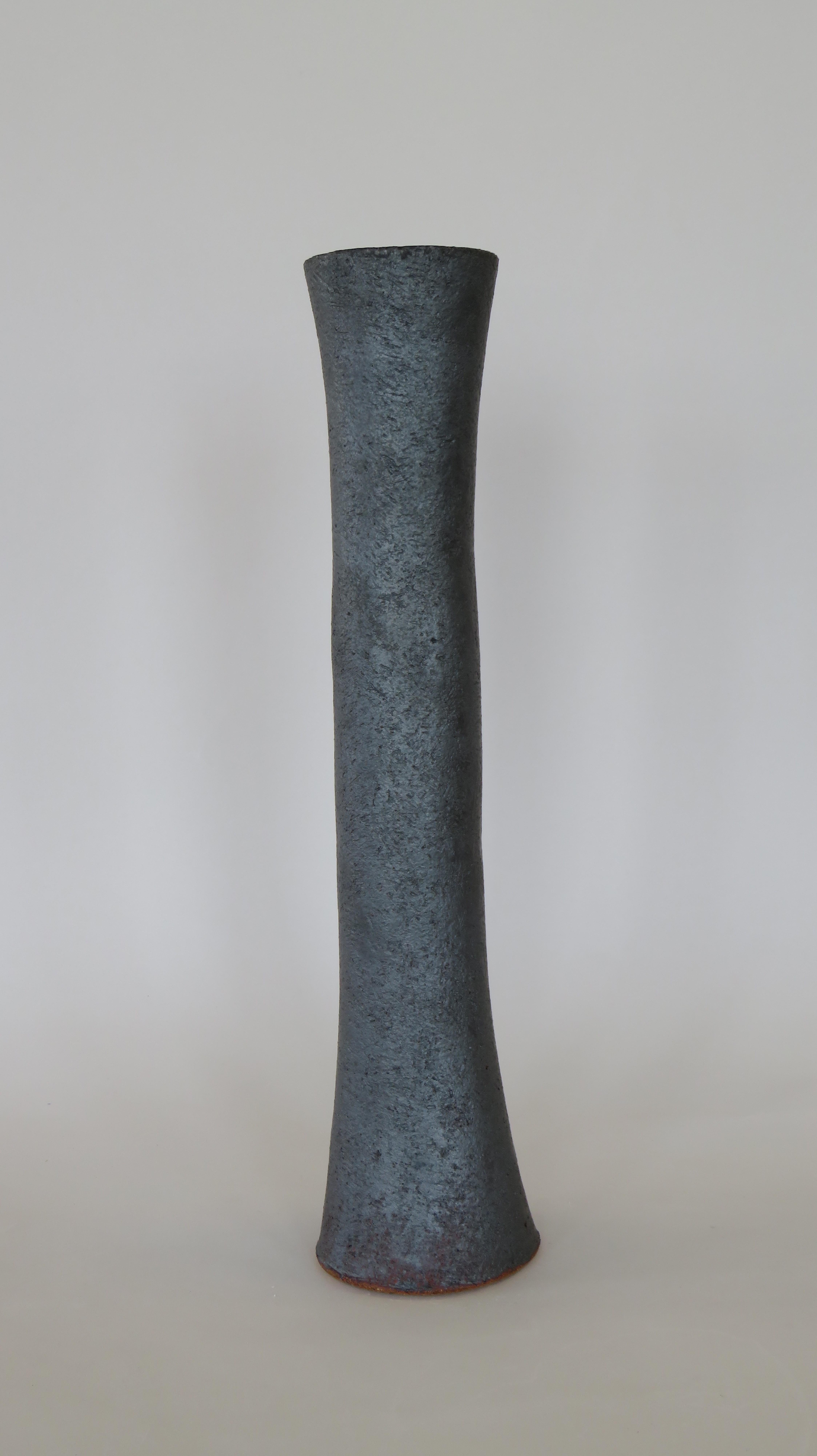 Hoch:: röhrenförmige Metallic Schwarz Keramik Steingut Vase:: 19 3/8 Zoll hoch (Handgefertigt)