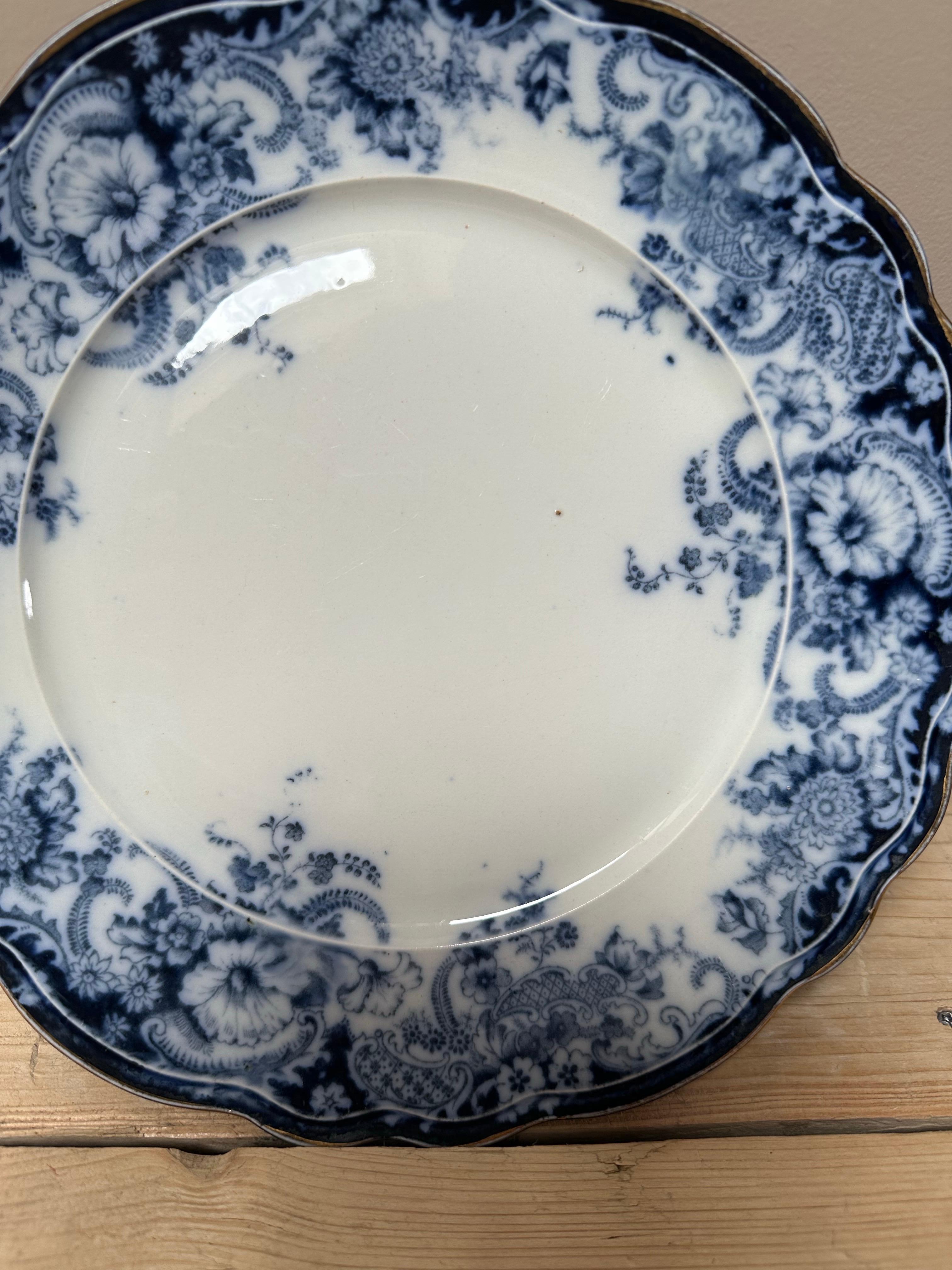 1894 Mikado-Porzellan, Knochenporzellan, blau-weißer Goldrand, Satz von 4 Speisetellern im Angebot 4