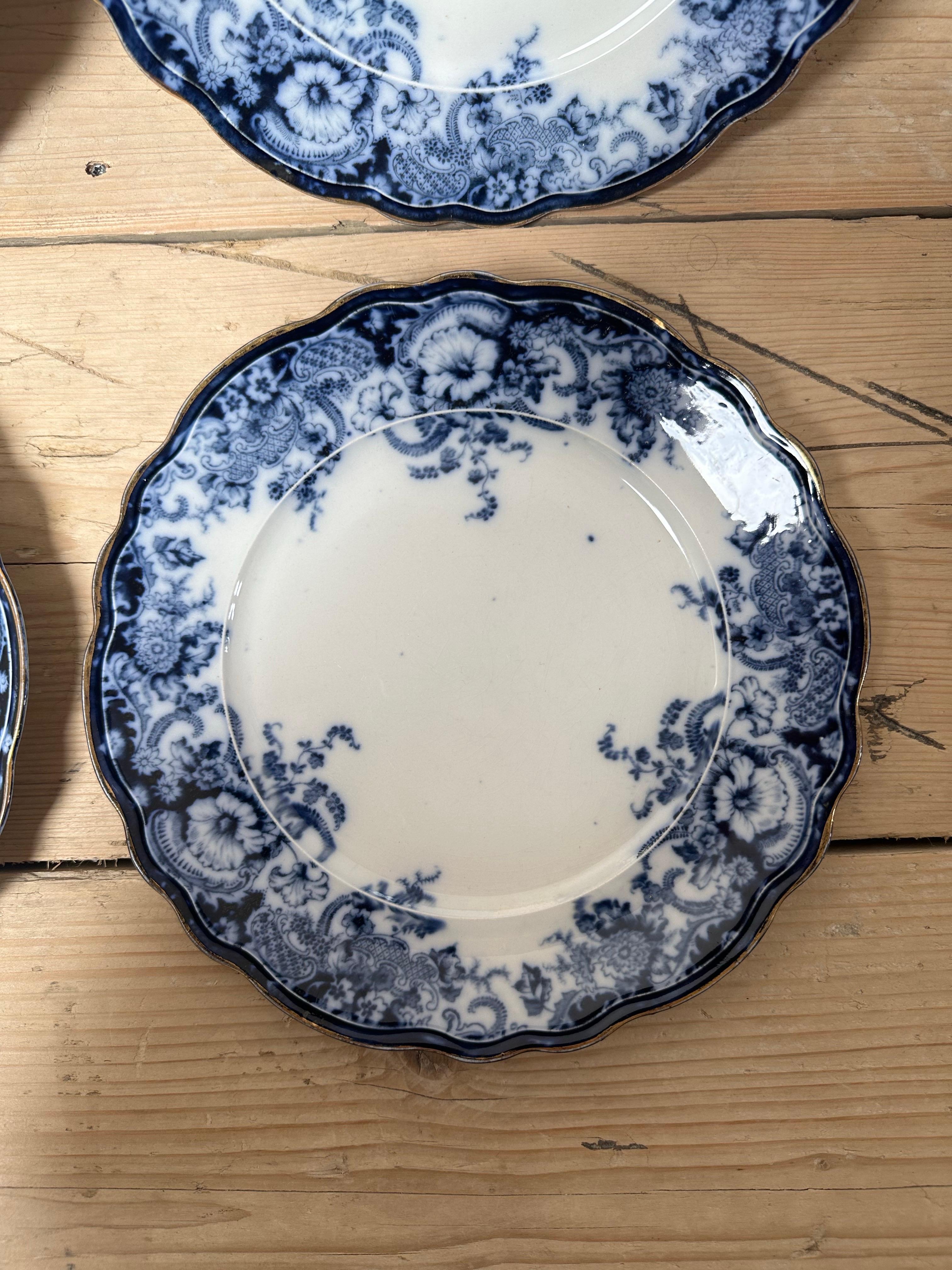 1894 Mikado-Porzellan, Knochenporzellan, blau-weißer Goldrand, Satz von 4 Speisetellern (Viktorianisch) im Angebot