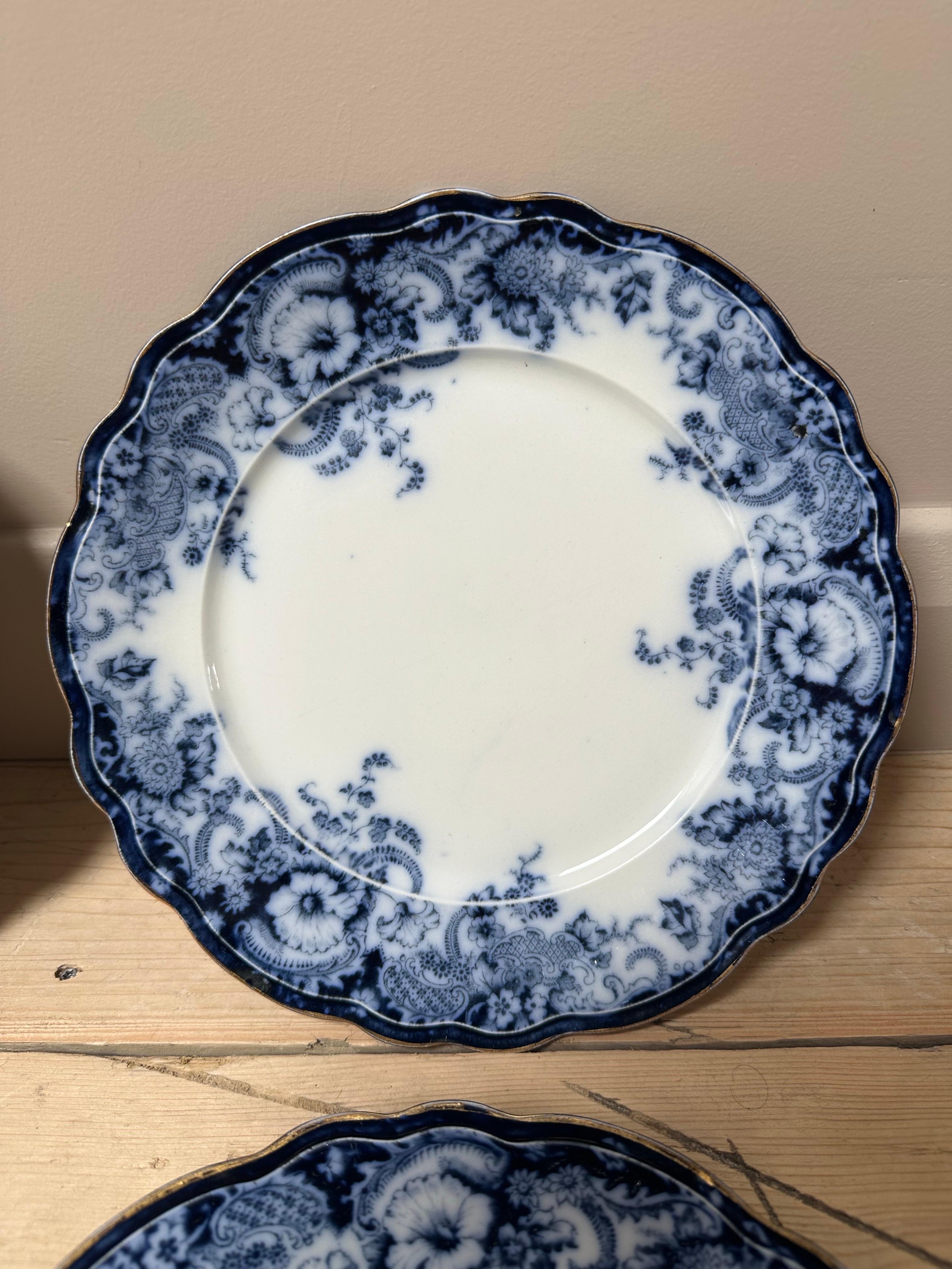 1894 Mikado-Porzellan, Knochenporzellan, blau-weißer Goldrand, Satz von 4 Speisetellern im Zustand „Gut“ im Angebot in Worcester Park, GB