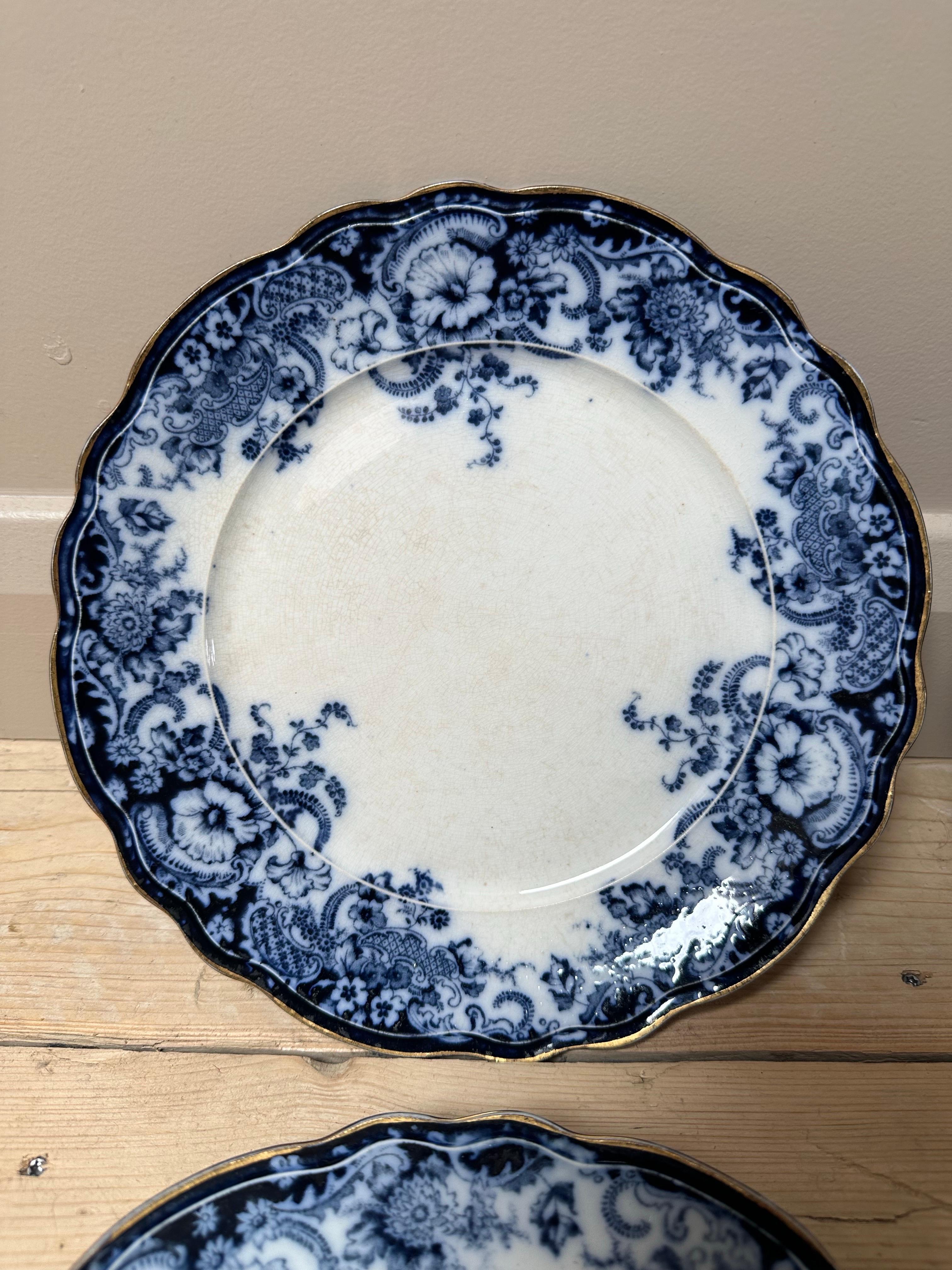 1894 Mikado-Porzellan, Knochenporzellan, blau-weißer Goldrand, Satz von 4 Speisetellern im Angebot 1