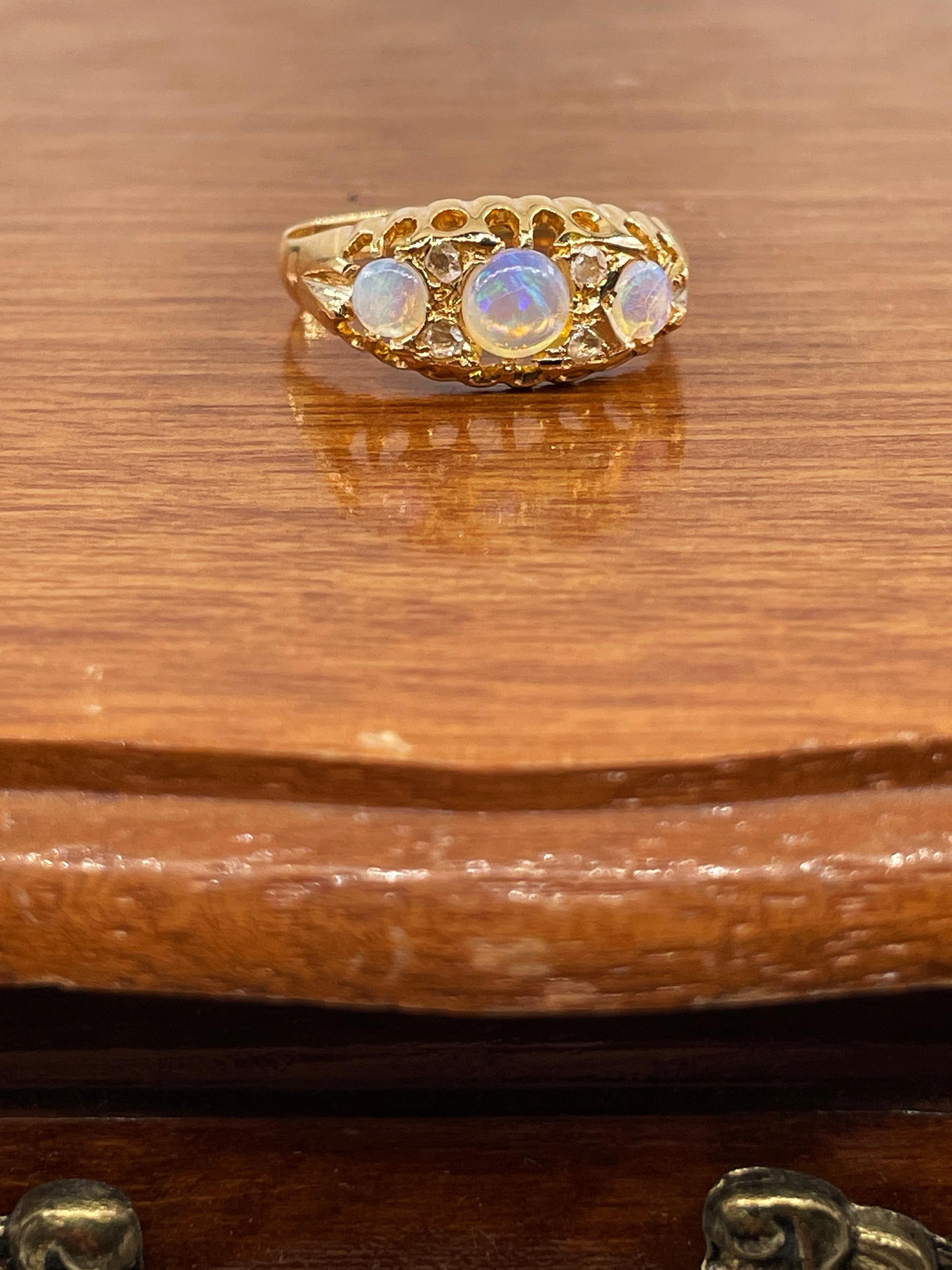 English 1894 Victorian 3 Stone Antique Opal & Diamond Wedding Anniversary Band 18K Gold Ring
AUTHENTIQUE bague victorienne anglaise en OPALE et DIAMANT à 3 pierres, conçue comme un cabochon circulaire gradué d'opale et des diamants de taille