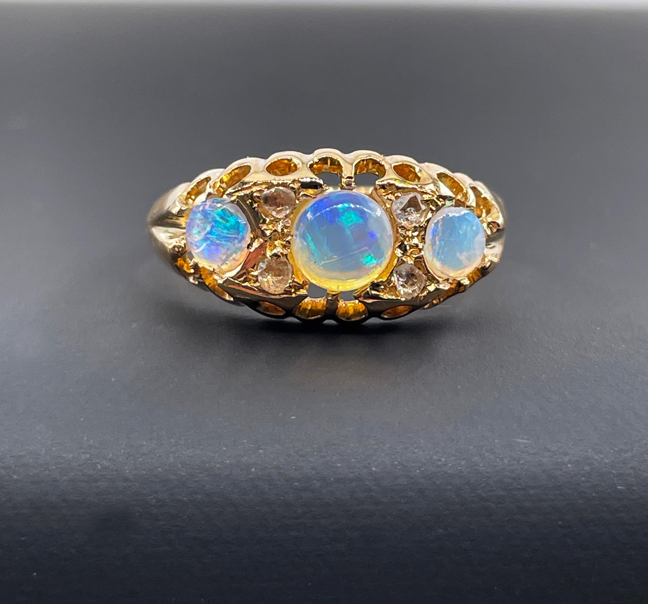 Taille ronde Alliance d'anniversaire de mariage victorienne en or 18 carats avec opale ancienne et diamants, 1894
