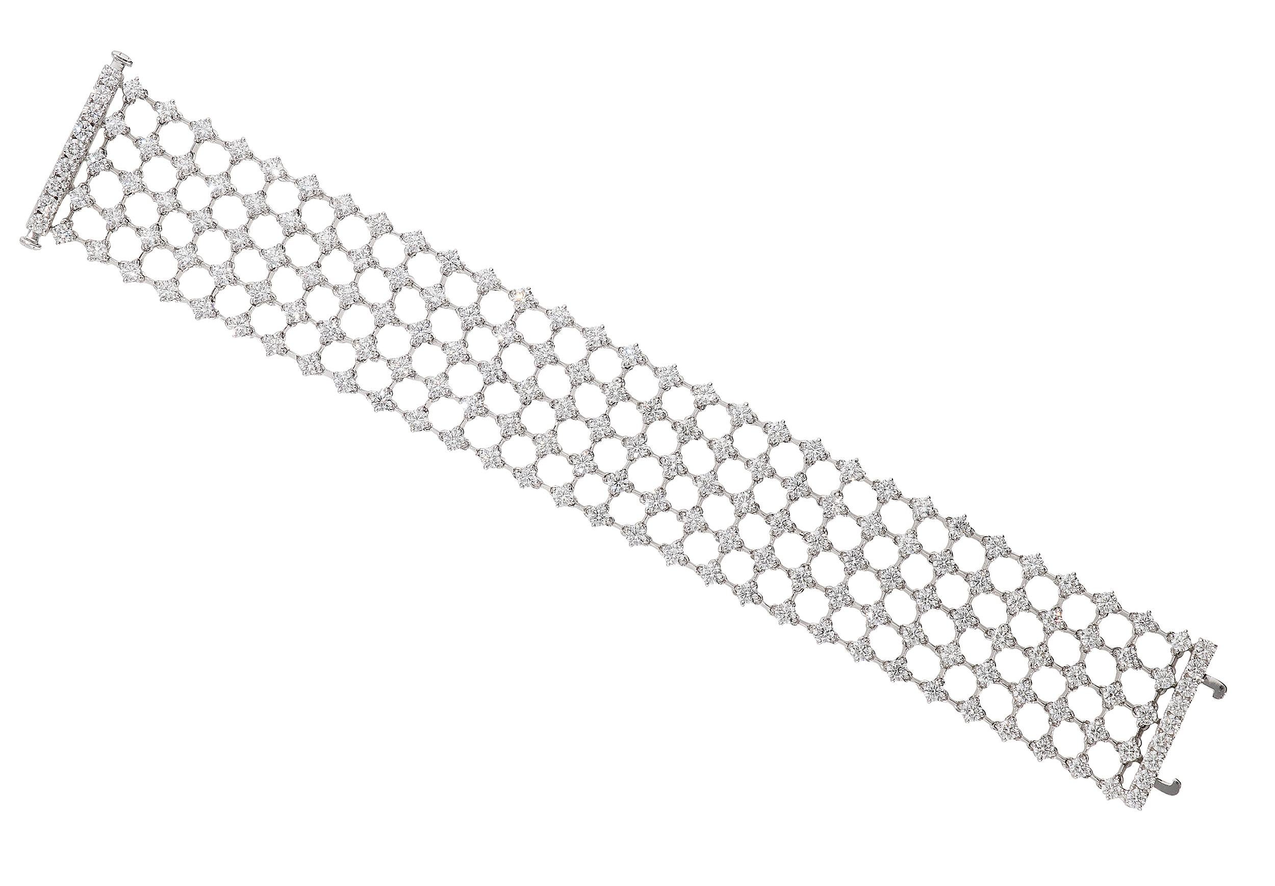 Princely bracelet in 18kt white gold for 42,00 grams on 18,50 centimeters of length and a width of 2.70 centimeters. The beautiful clasp is characterized by a perfect rectangle made by 16 stones and 2 buttons on the sides. Its peculiarity is the