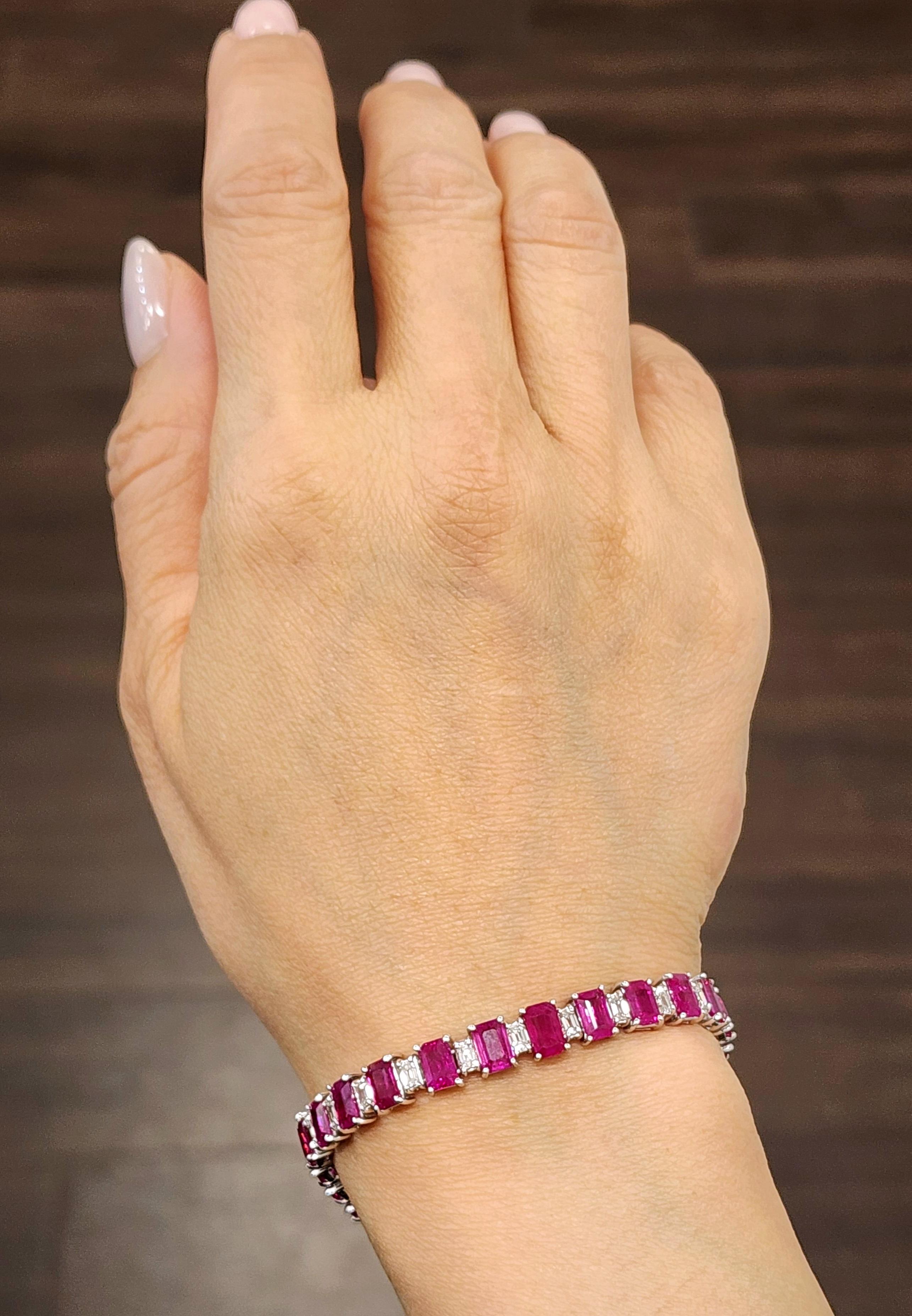 Ce bracelet de tennis exquis présente 15,75 carats de rubis rouges de Birmanie de taille émeraude, élégamment sertis dans du platine. Les rubis sont complétés par 3,2 carats de diamants blancs de taille émeraude, de couleur G/H et de pureté VS1/VS2.