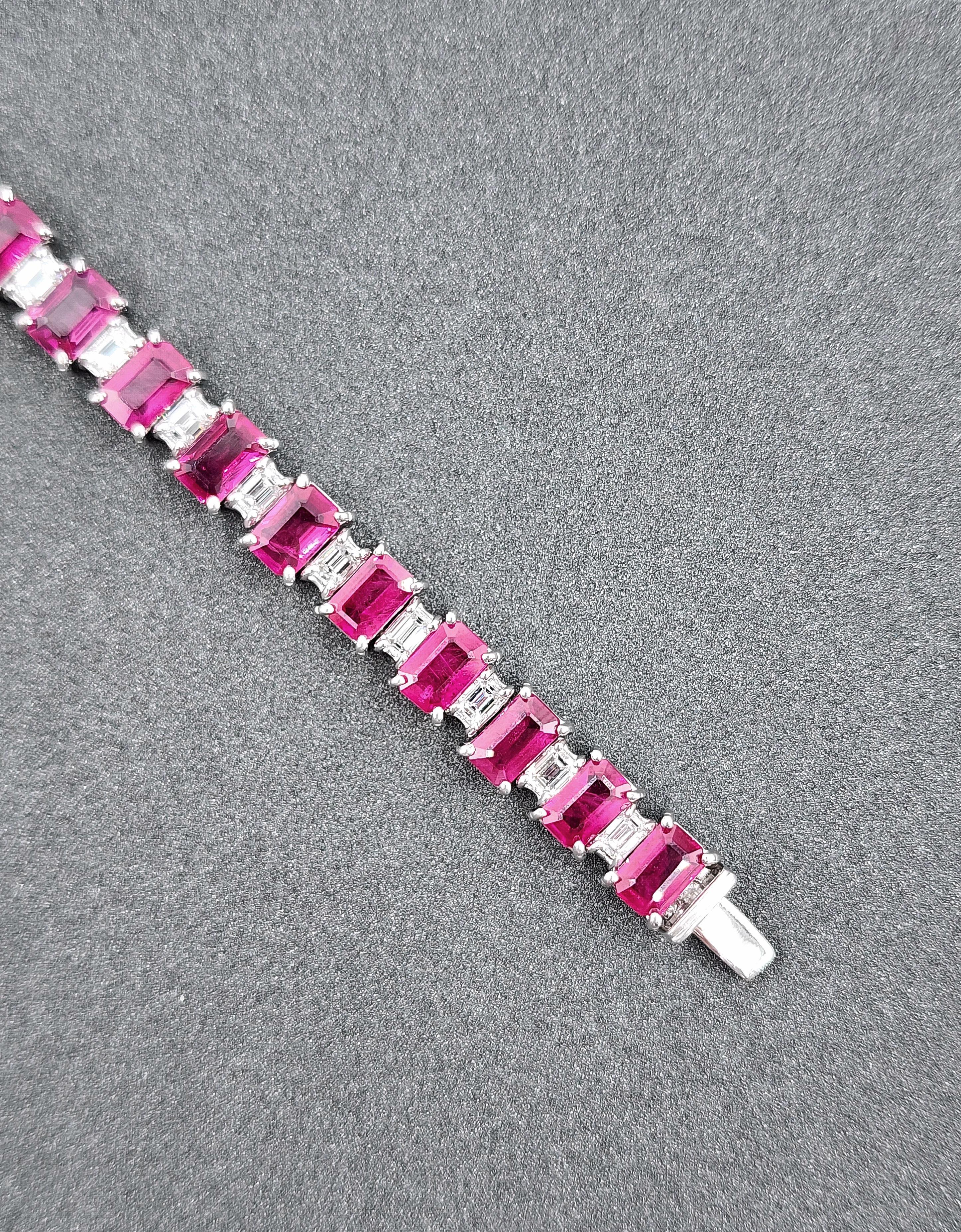 Taille émeraude Bracelet de 18.95 ct de rubis naturel de Birmanie et de diamants en vente