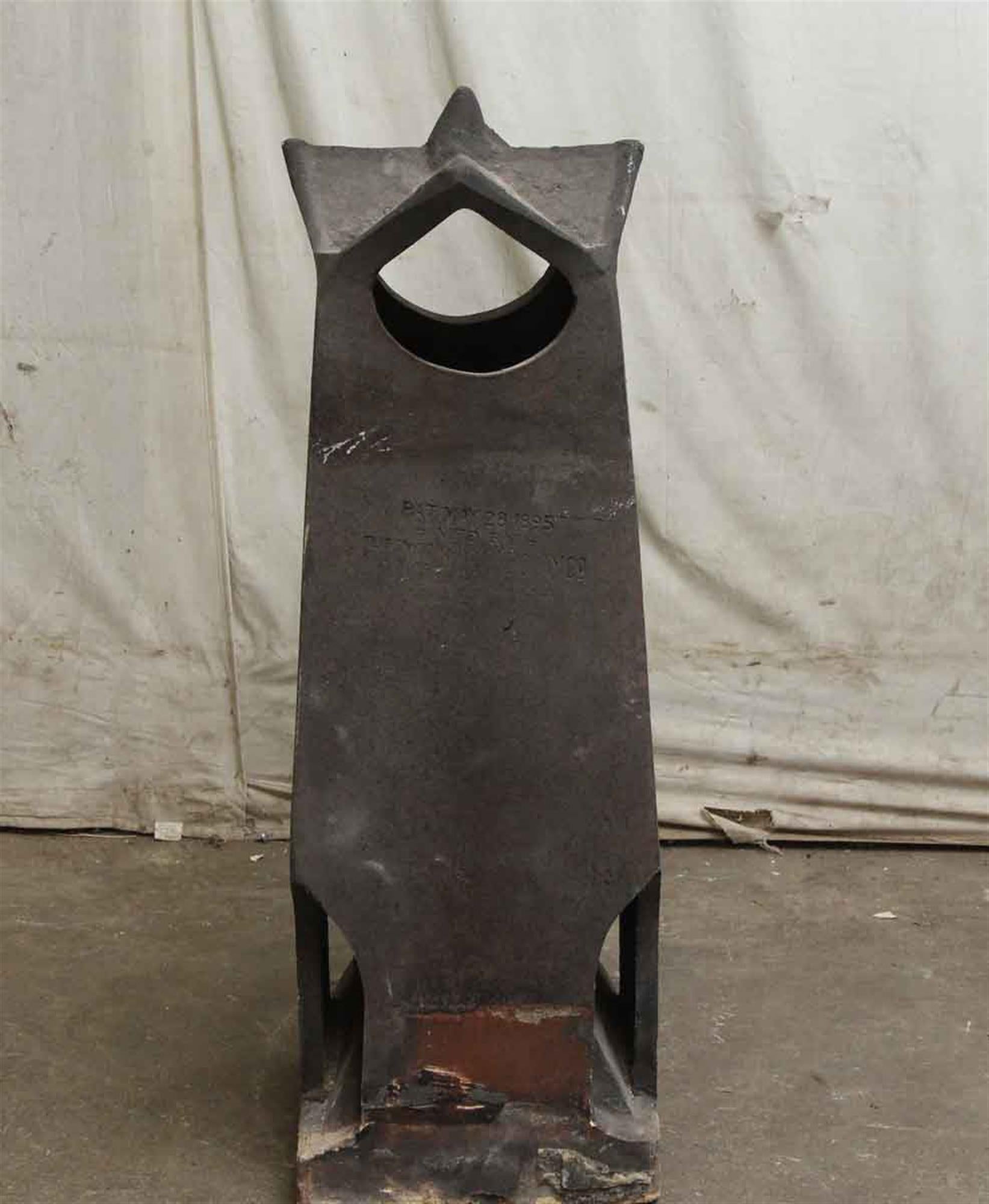 Chimenea de terracota de color oscuro inscrita con la fecha de patente 