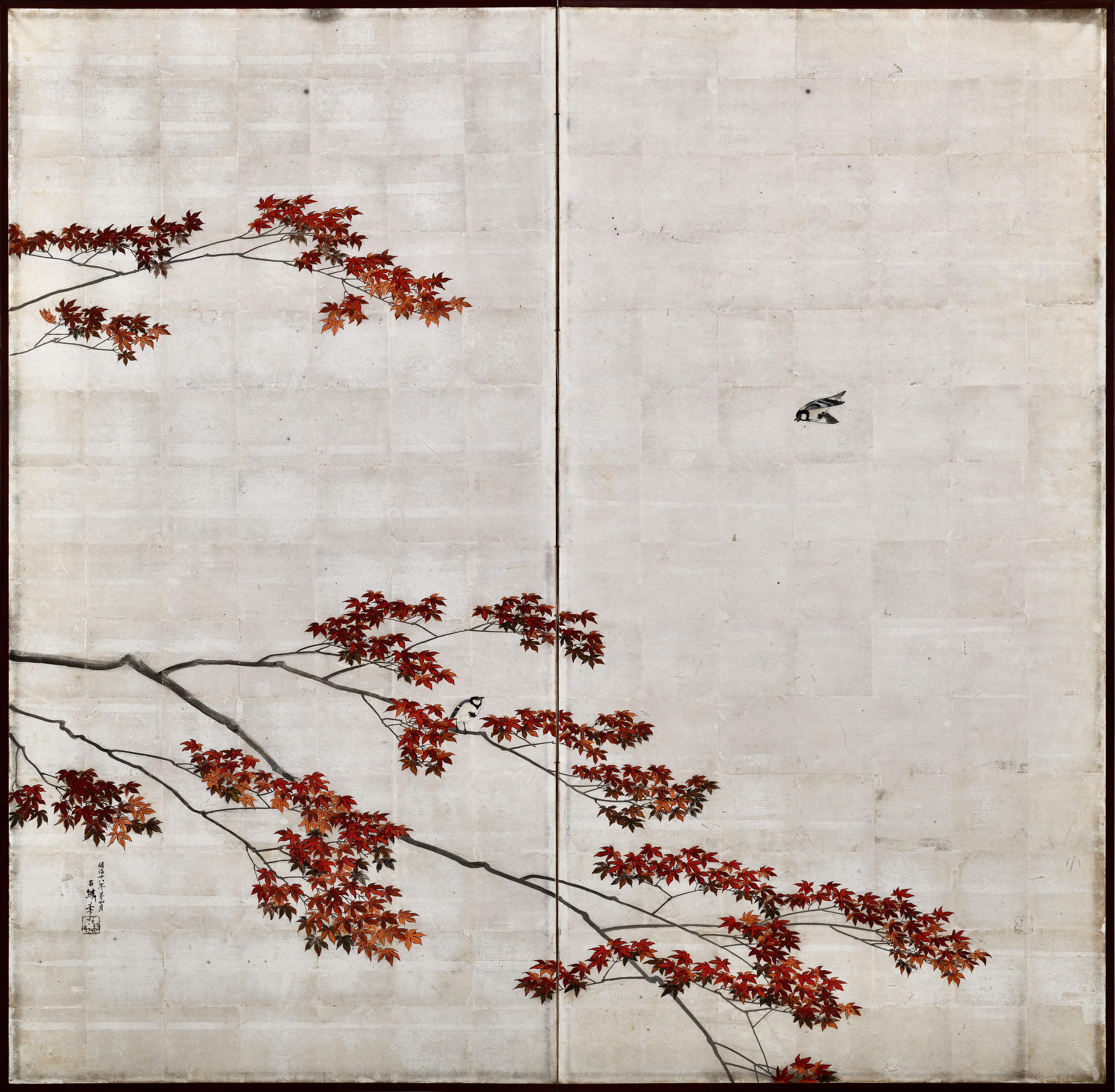 Giapponese 1895 Coppia di paraventi giapponesi Meiji. Fiori di ciliegio e aceri autunnali su foglia d'argento in vendita