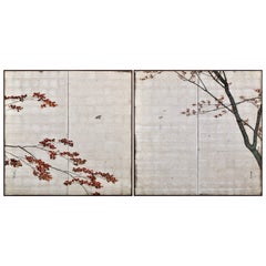 1895 Coppia di paraventi giapponesi Meiji. Fiori di ciliegio e aceri autunnali su foglia d'argento