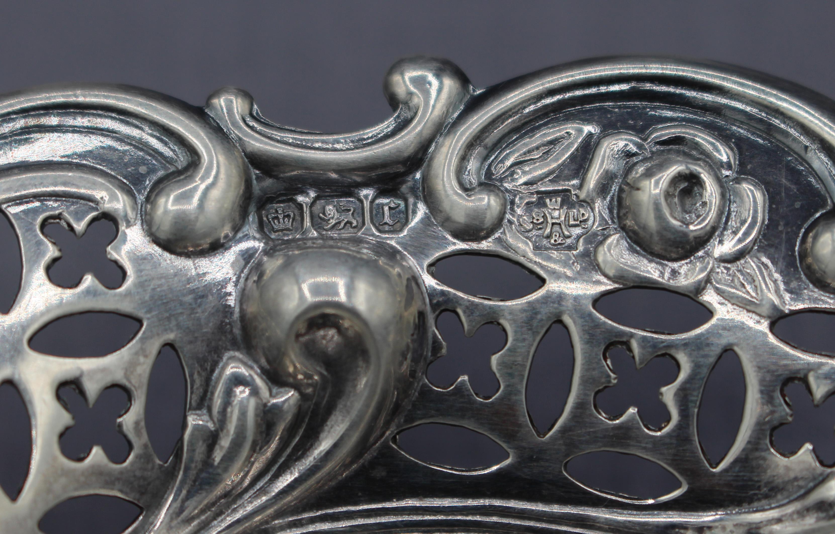 1895 Pareja de platos ingleses de plata de ley en forma de corazón Inglés