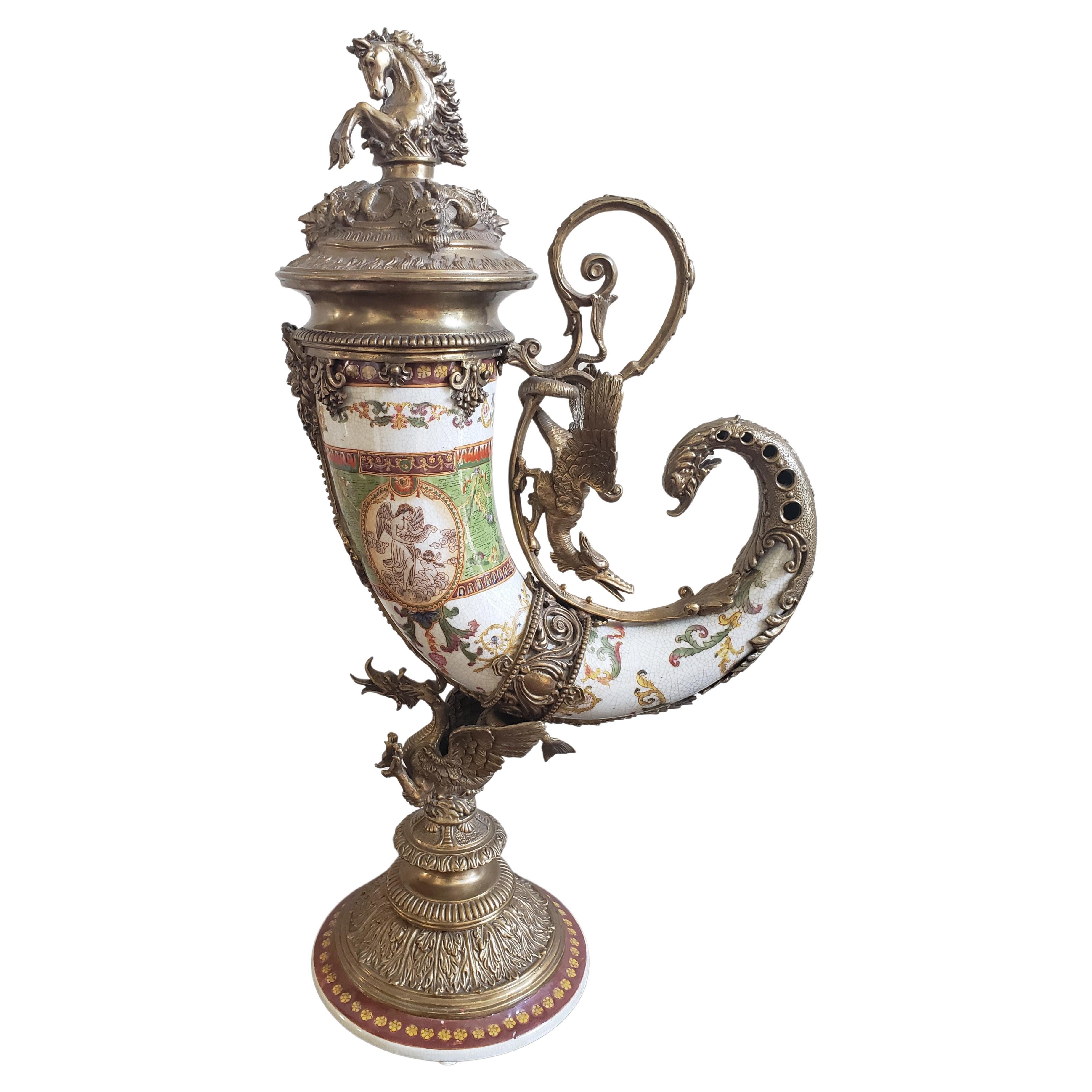 RARE FRANZÖSISCHE PORZELAIN Sevres Stil Füllhorn Ormolu Horn Vase Urne. Französisch Chinoiserie 19. Jahrhundert Porzellan Vasen Vergoldete Bronze Ormolu Montierungen. Die skulptierte Urne ist so detailreich und schön gestaltet, dass jeder Winkel