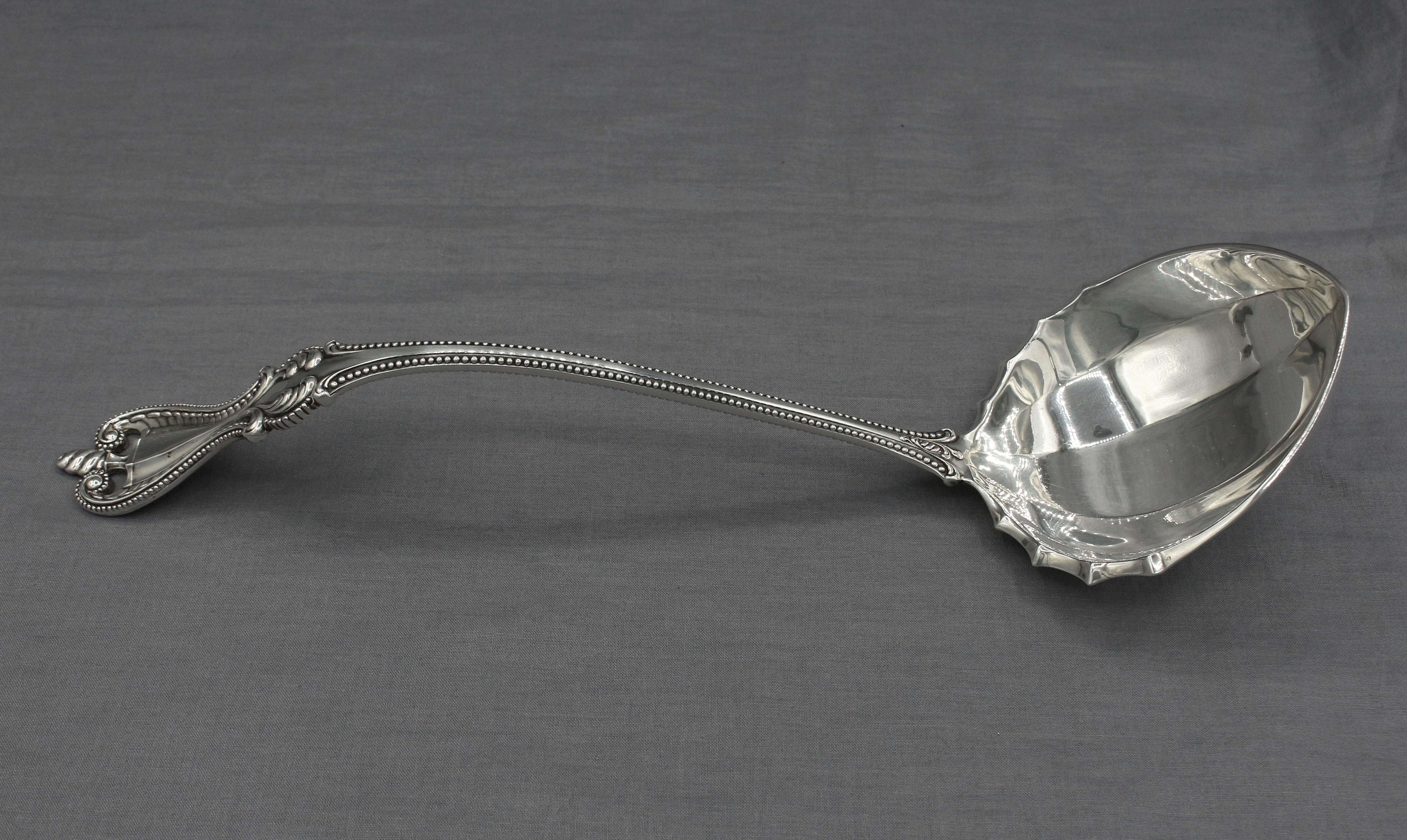 Louche à soupe ou à punch en argent sterling, Old Coloni par Towle, modèle 1895. Appelé à l'origine Coloni. 7,25 oz troy.
13