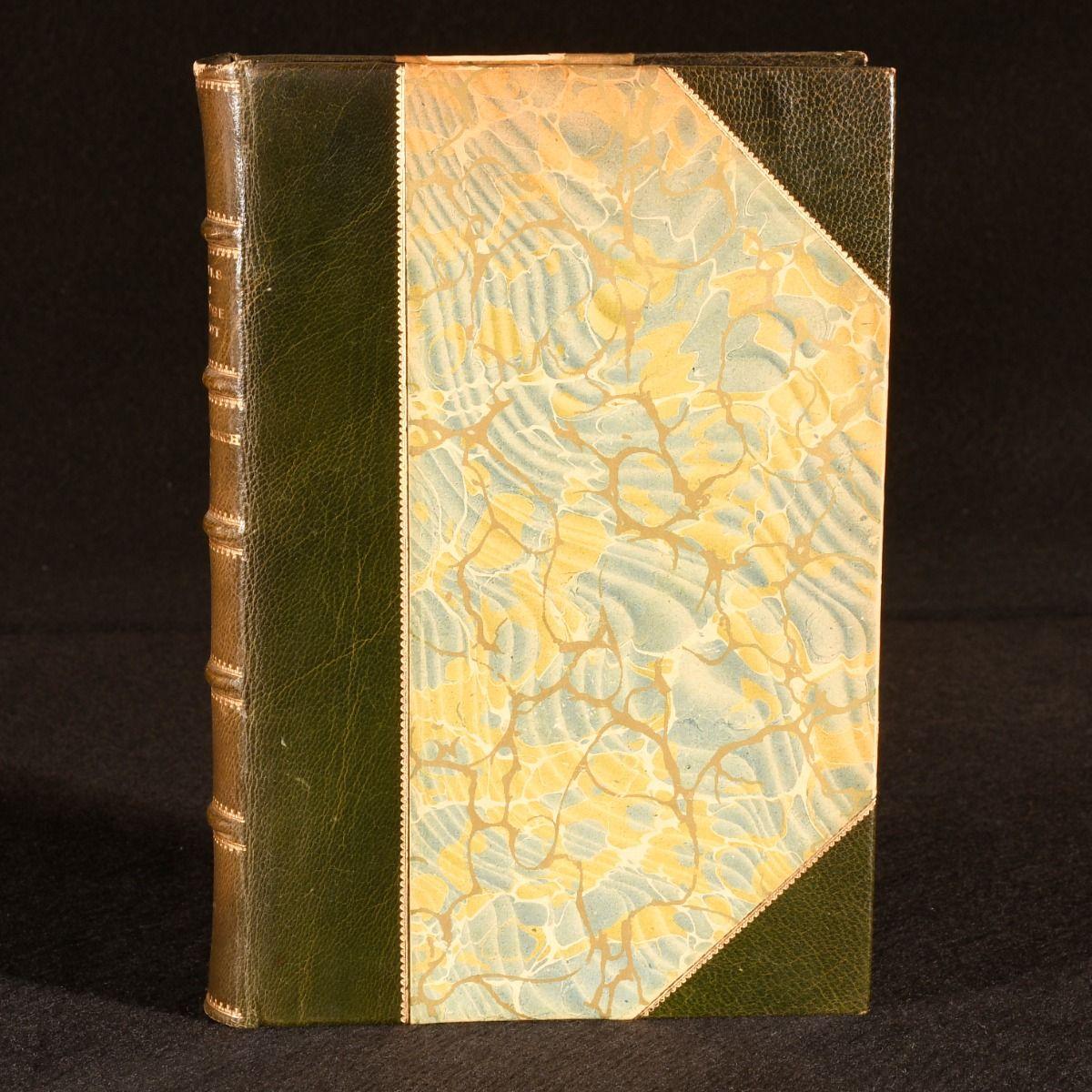 Un ensemble finement relié des œuvres collectées de George Eliot, une merveilleuse présentation de ses romans importants.

Complet en vingt-et-un volumes.

L'édition standard de William Blackwood.

Une collection des œuvres complètes de George