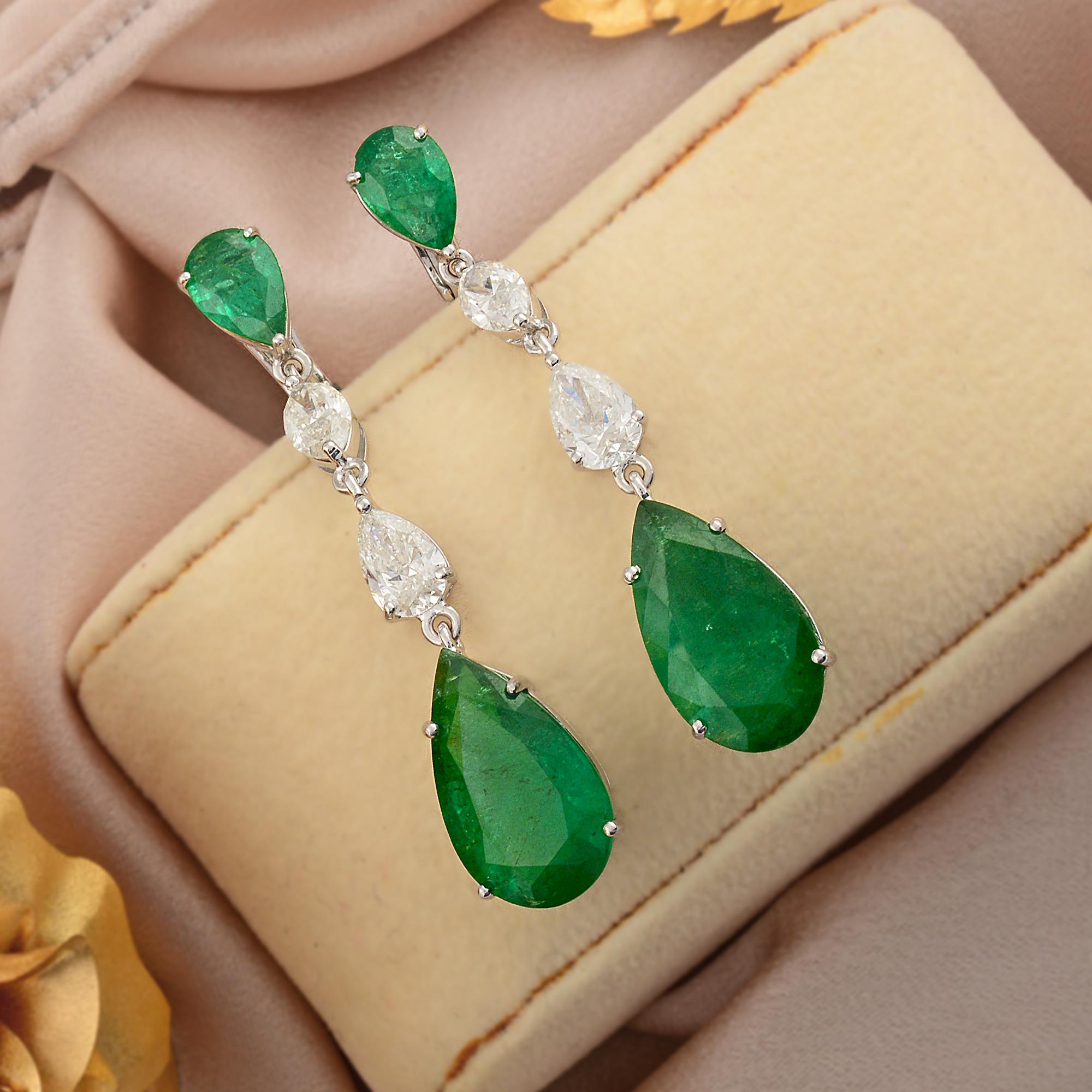 Moderno Orecchini pendenti con gemma di smeraldo da 18,96 carati 3,40 carati SI/H di diamante in oro bianco 18k in vendita