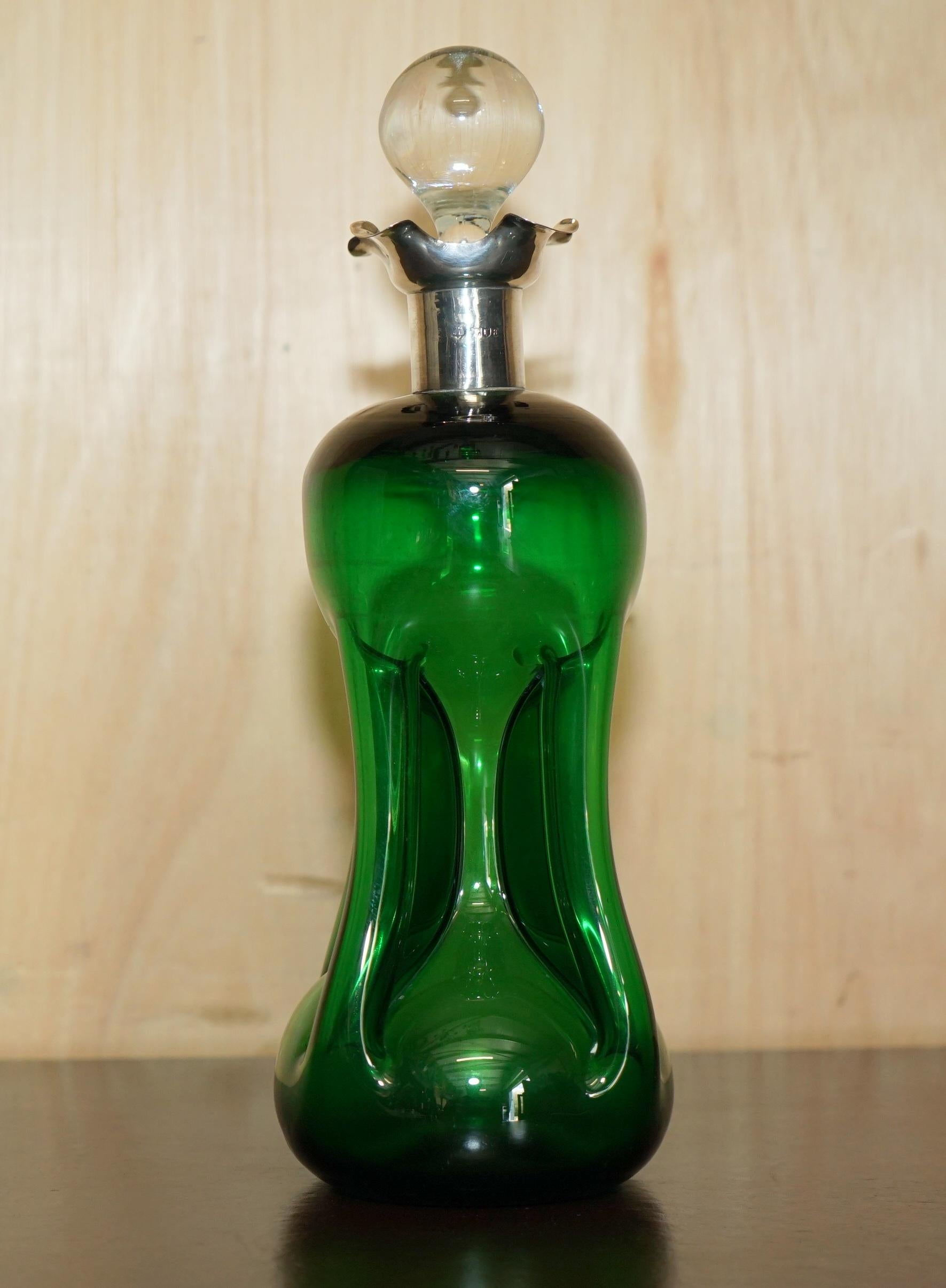 Royal House Antiques

The House Antiques a le plaisir de proposer à la vente cette sublime carafe ancienne William Gibson & John Lawrence 1896 pour le vin, le porto ou l'alcool, avec un col en argent massif et un bouchon en cristal taillé.

Pièce