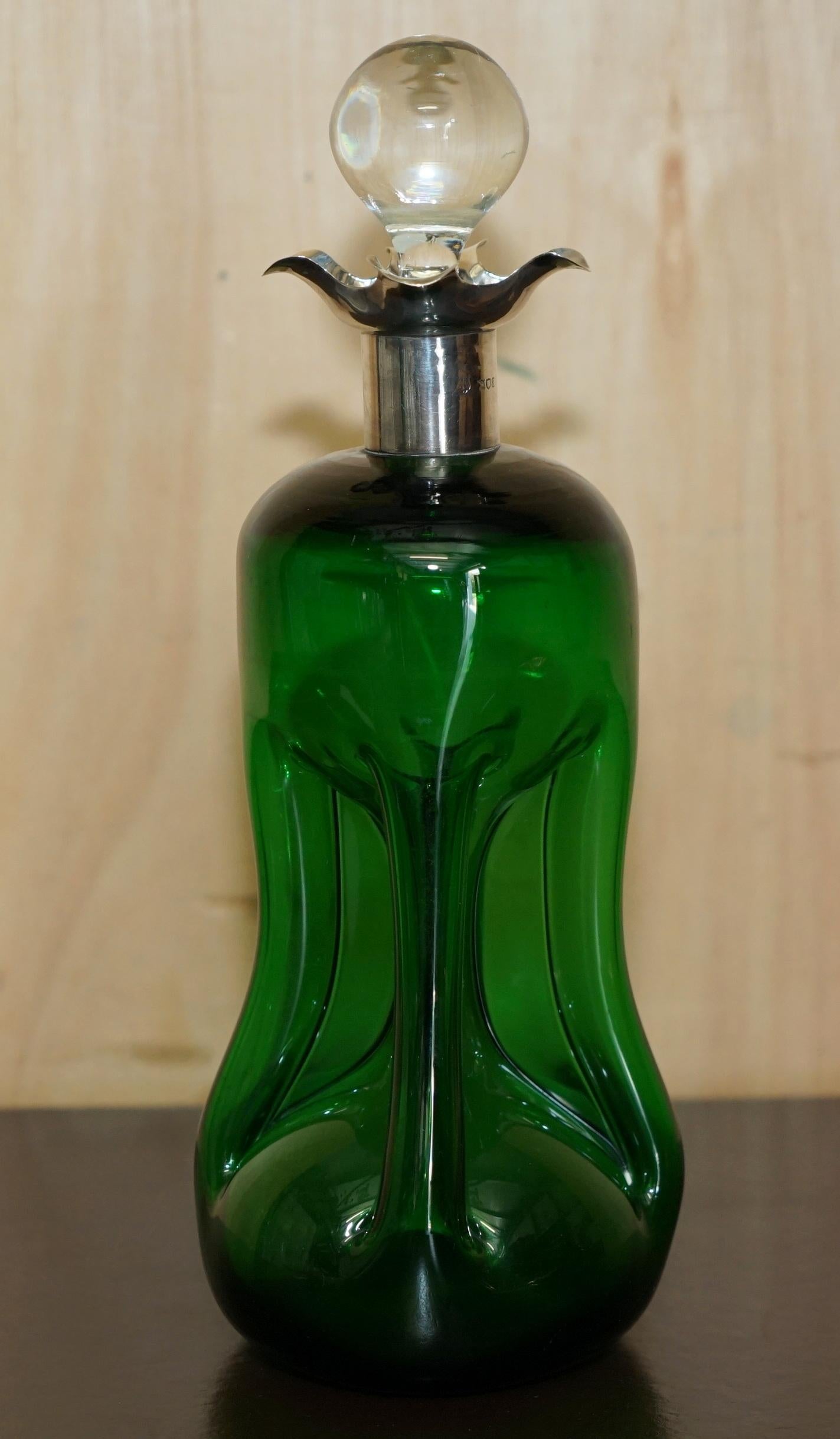 Fin du XIXe siècle GIBSON & LAWRENCE COLLAR ANTIQUE GREEN WINE PORT DECANTER STERLiNG SILVER COLLAR 1896 en vente