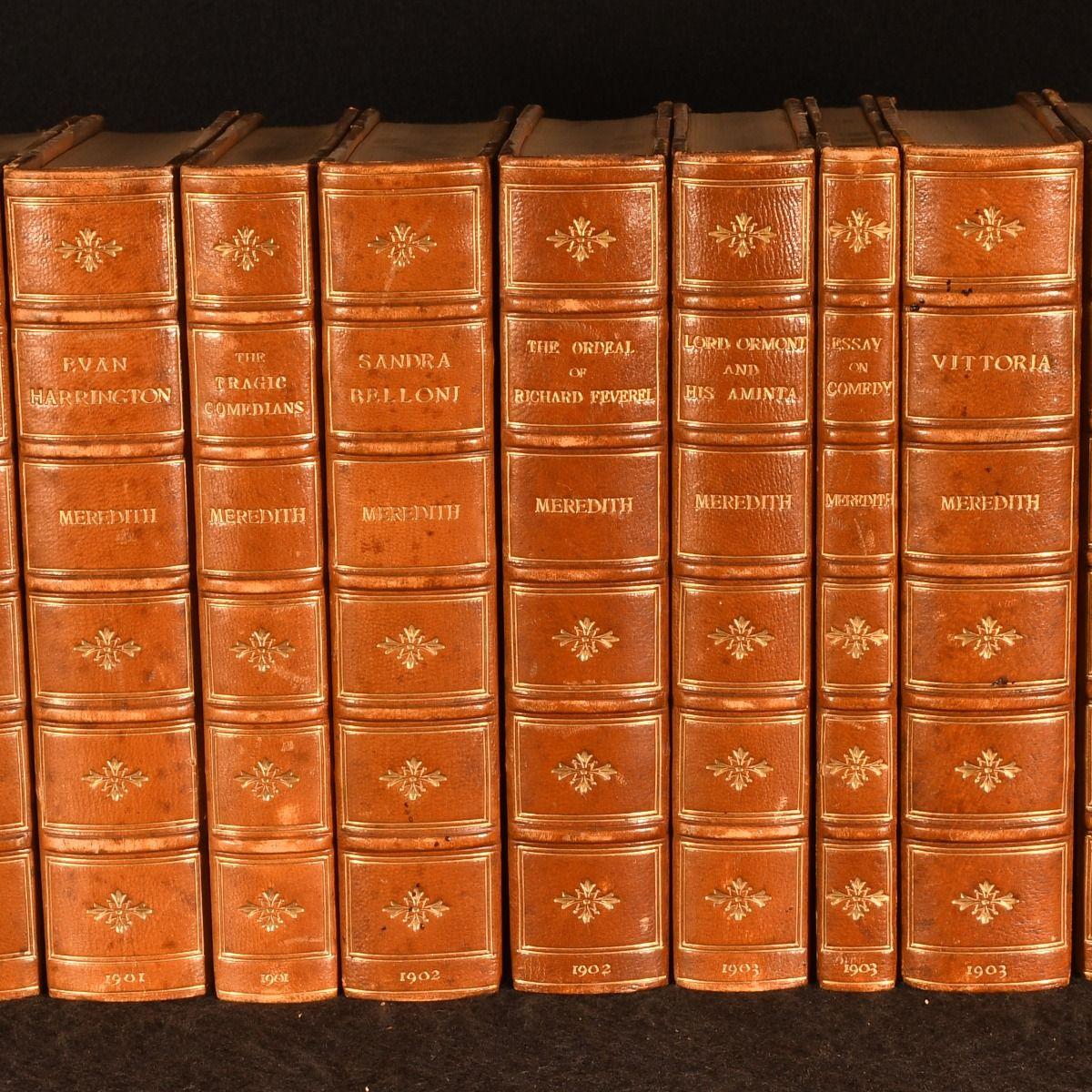 Una bella selezione di opere di George Meredith, uniformemente presentate qui in mezzo marocchino da Sotheran & Co.

Edizioni rivedute.

Una raccolta di quindici volumi che comprende le opere di George Meredith, un importante romanziere e poeta