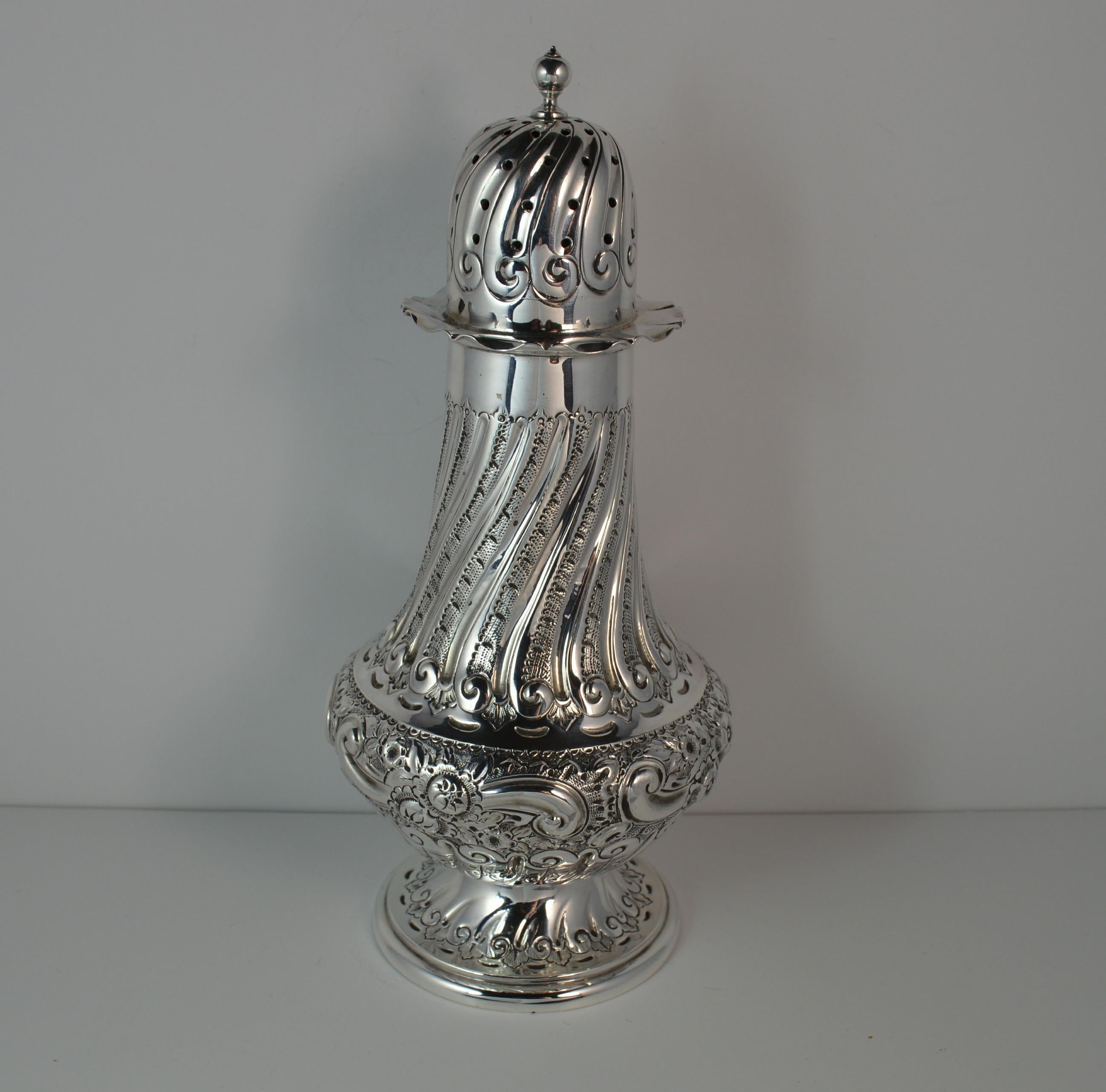 A superb quality Sterling Silver sugar shaker sifter piece.
A large piece, very good gauge of silver and English made.
Very attractive pattern throughout the entire piece.

Hallmarks ; lion, Sheffield assay, date letter e for 1897 and makers