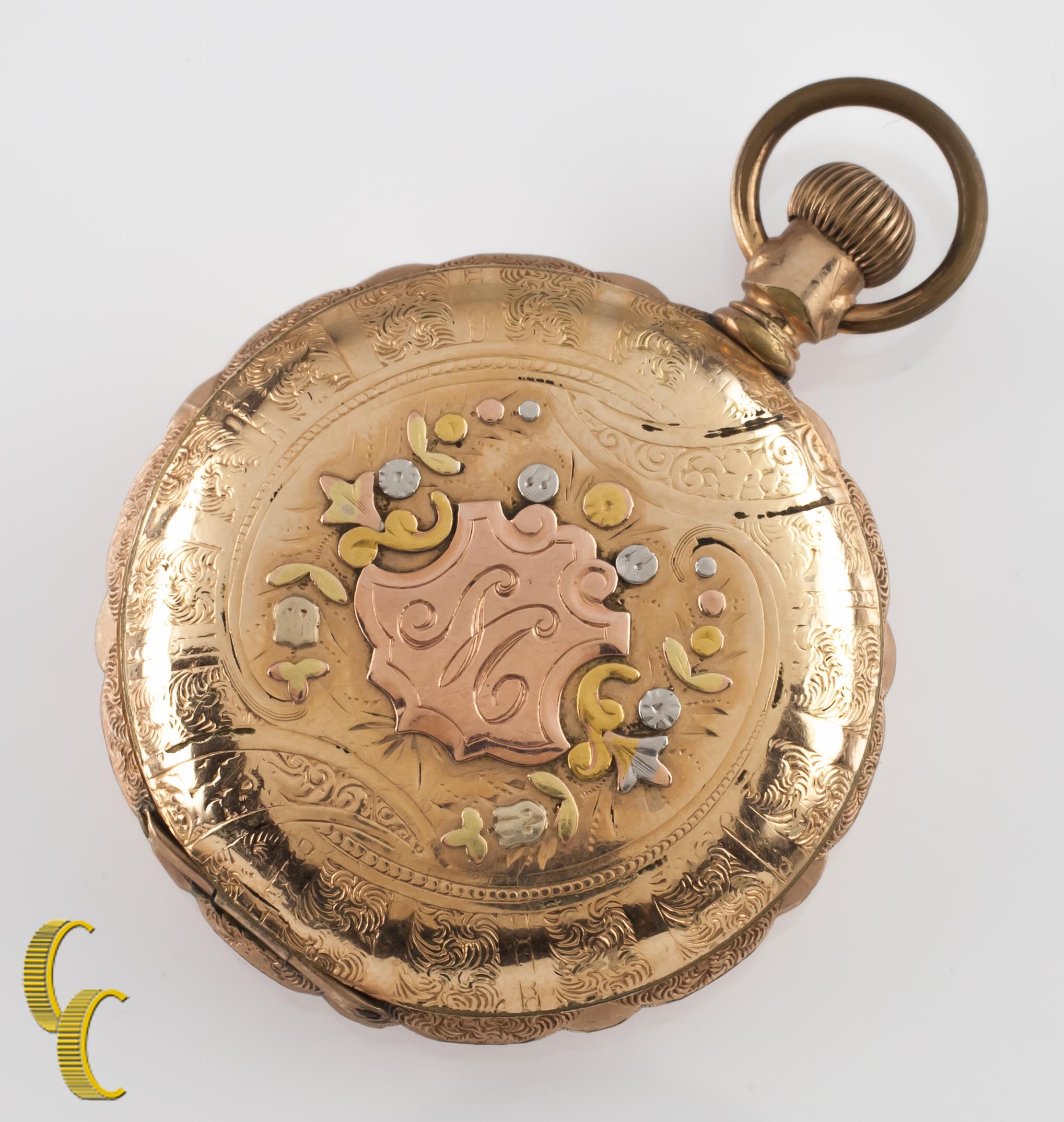 Bellissimo orologio da tasca antico Waltham con quadrante bianco, lancette blu e quadrante dei secondi dedicato.
Astuccio in oro con intricato disegno inciso a mano sull'astuccio e iniziale 