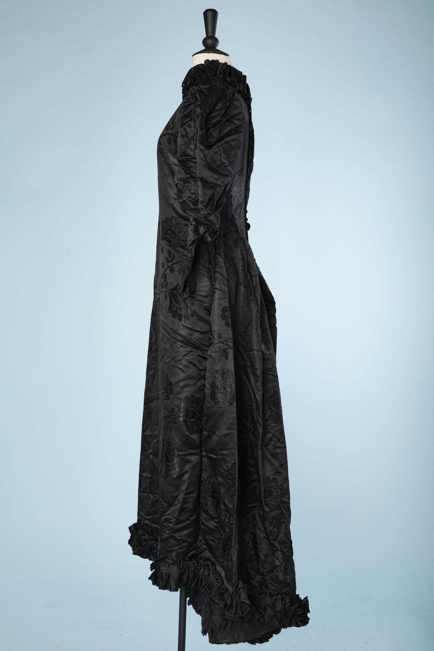 1898 Black damask silk dress with ruban ruffles around neck and bottom edge  In Good Condition In Saint-Ouen-Sur-Seine, FR