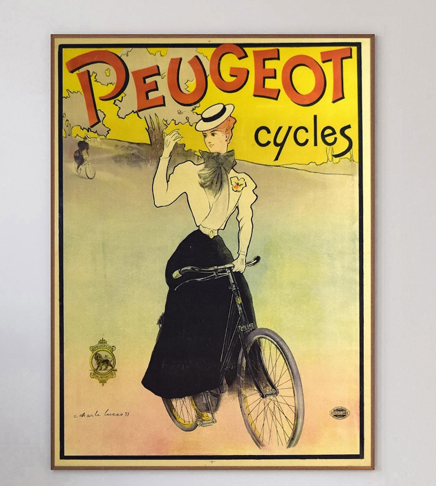 Beeindruckendes Original-Lithografie-Plakat für Peugeot Cycles des Plakatkünstlers Charles Lucas. Ursprünglich 1897 von der Impremerie Camis in Frankreich gedruckt. Das Kunstwerk zeigt eine Frau auf einem Fahrrad mit einem leuchtend gelben und roten