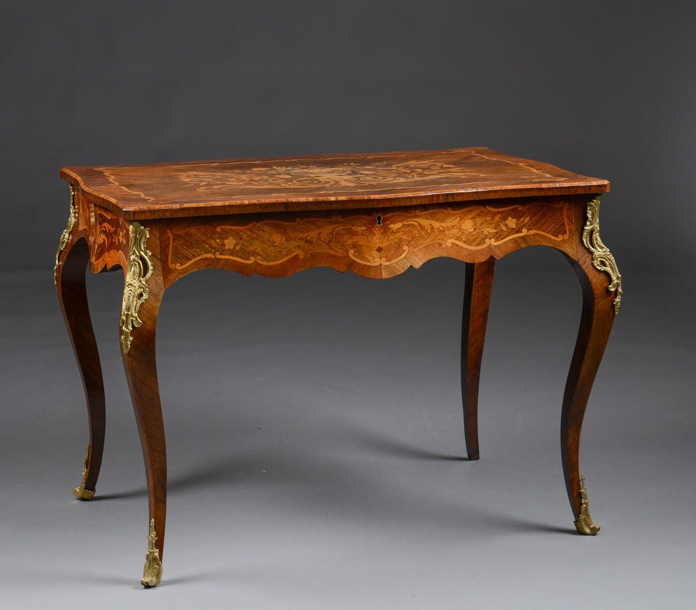Bureau de dame de style rococo du 19e siècle, incrusté de bois clair en forme de fleurs et de feuillages, pieds cabriole avec ferrures en laiton rapportées, cadre avec tiroir. En bas, cachet de feu pour le roi Christian X et la reine Alexandrine. H.