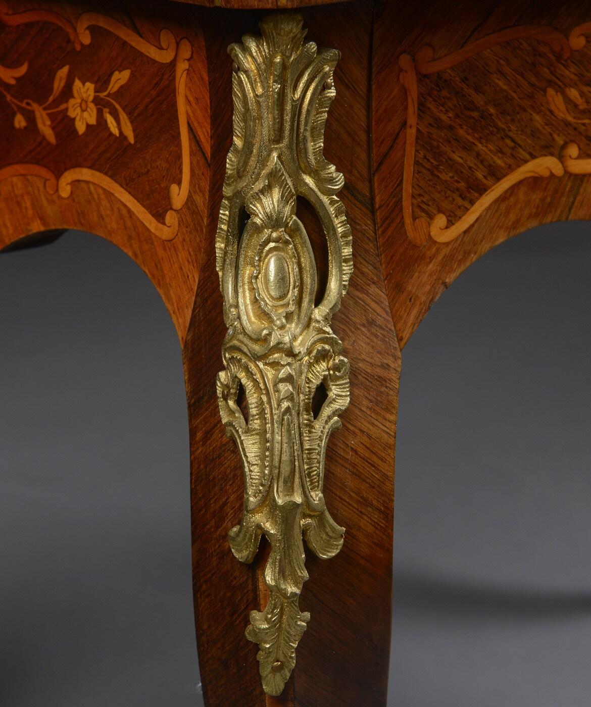 XIXe siècle Bureau pour femmes de style rococo du 19ème siècle de la collection Royal en vente