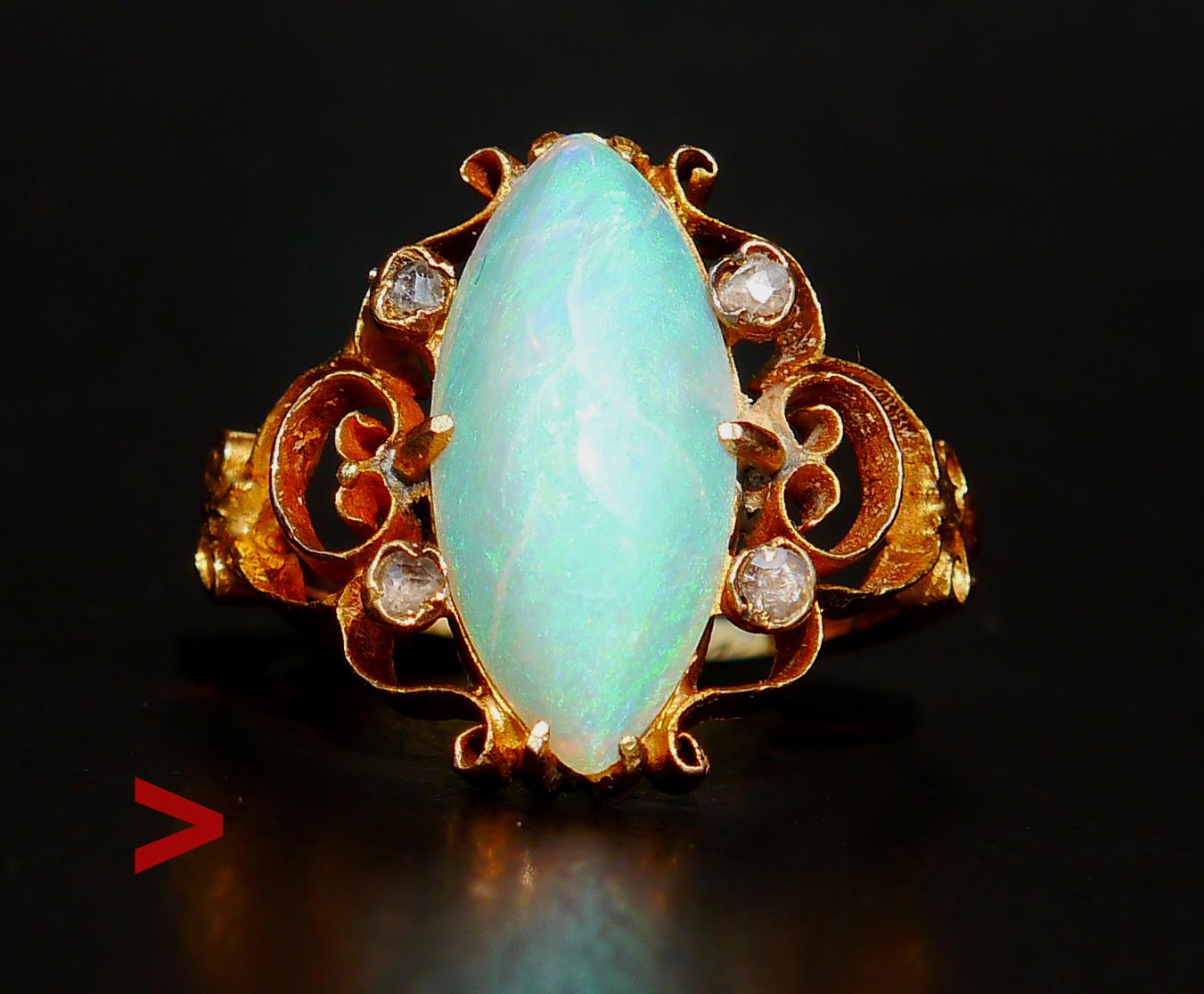 Anillo con la banda de oro amarillo macizo de 18 quilates, con hombros y corona de elaborada forja con garras que sujetan un ópalo natural de talla marquesa de 15 mm x 8 mm x 4,25 mm de profundidad / aprox. 4 ct. acentuado con 4 diamantes talla