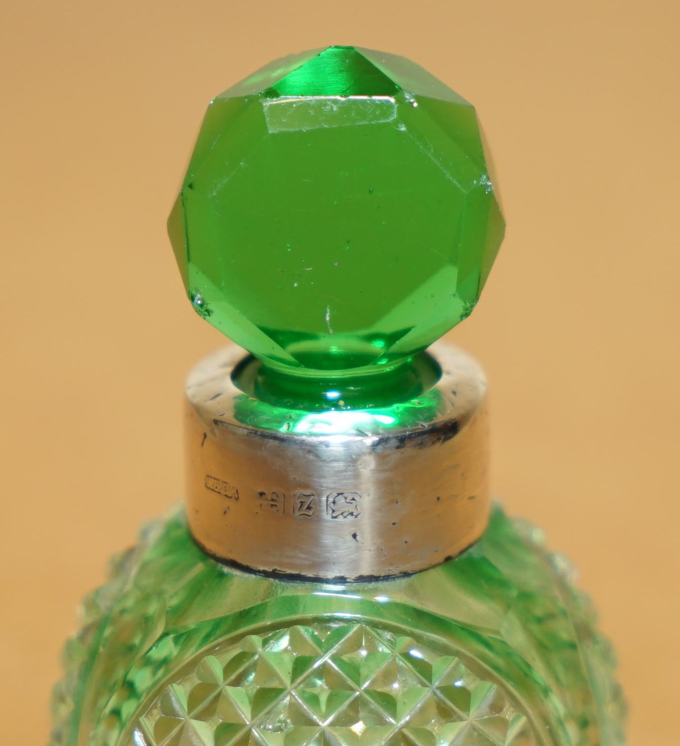 English 1899 ANTiQUE STERLING SILVER PERFUME BOTTLE IN CUT GLASS GREEN & CLEAR CRYSTAL For Sale