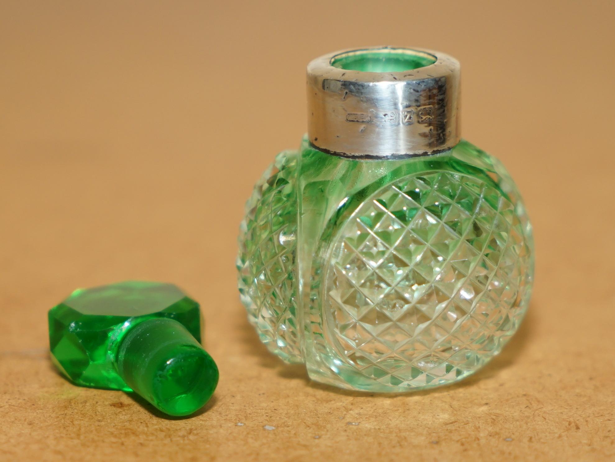1899 ANTiQUE STERLING SILVER PERFUME BOTTLE IN CUT GLASS GREEN & CLEAR CRYSTAL In Good Condition For Sale In West Sussex, Pulborough