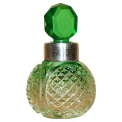 1899 ANTiQUE STERLING SILVER PERFUME BOTTLE IN CUT GLASS GREEN & CLEAR CRYSTAL
