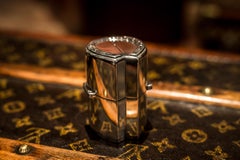 1899 Silberne und emaillierte Parfümflaschen in einer Silberschachtel