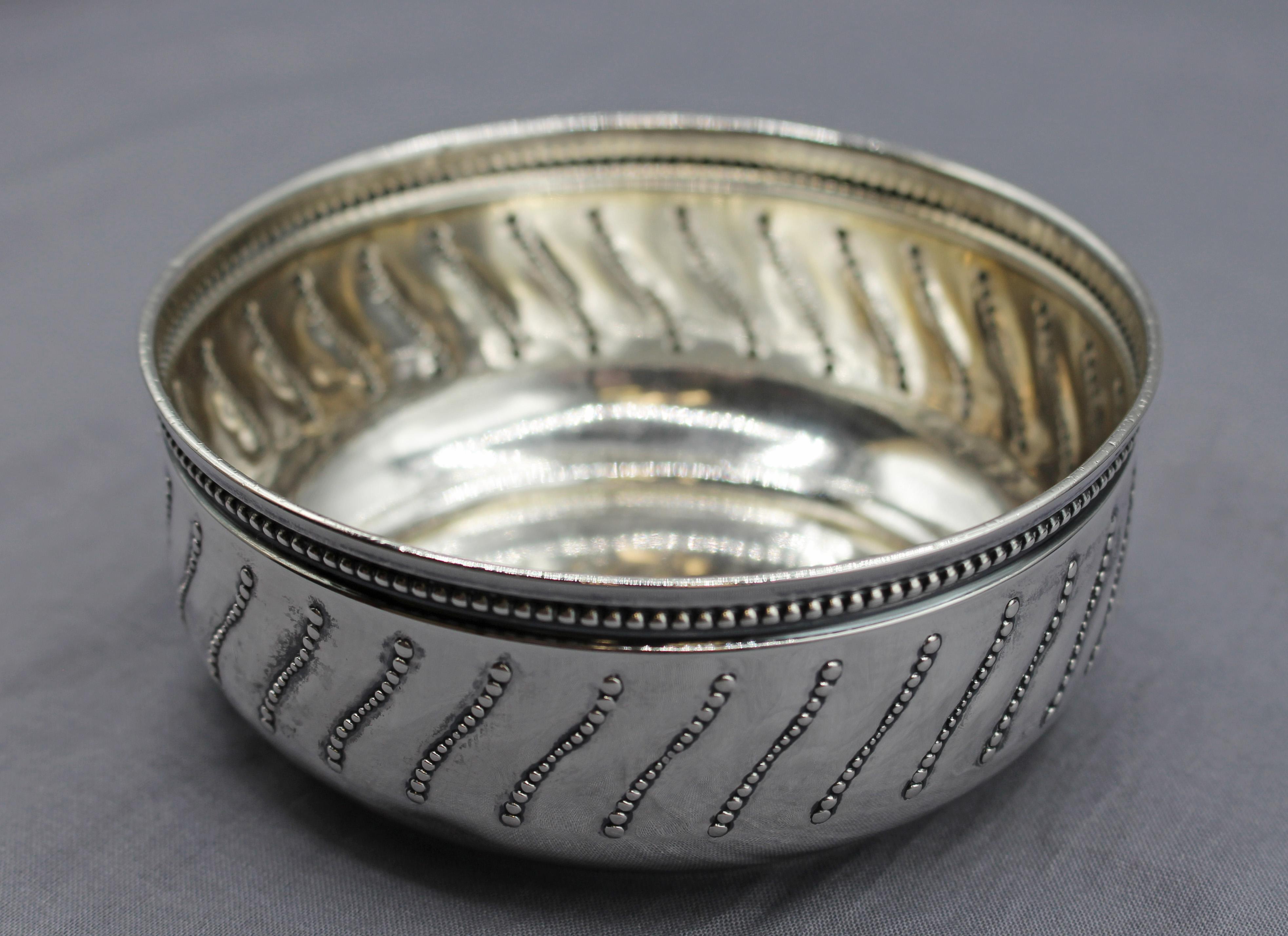 1899 Kinderschale aus Sterlingsilber von Gorham. Elegant mit gerollter und perlenbesetzter Lippe; der Körper mit einem perlenbesetzten Gadron. Graviert 