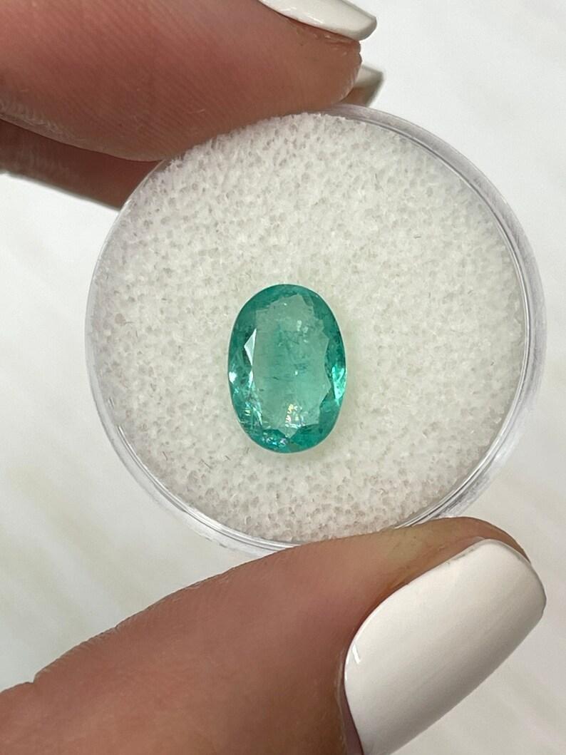 Stein: Smaragd
Gewicht: 1,89 Karat
Form: Ovaler Schliff
Klarheit: Transparent
Lüster: Sehr gut
Farbe: Hellbläuliches Grün
Abmessungen: 9,68 mm x 7,11 mm x 4,57 mm
Geografische Herkunft: Kolumbien
Behandlung: Natürlich, Ölen

Anmerkungen: Aufgrund